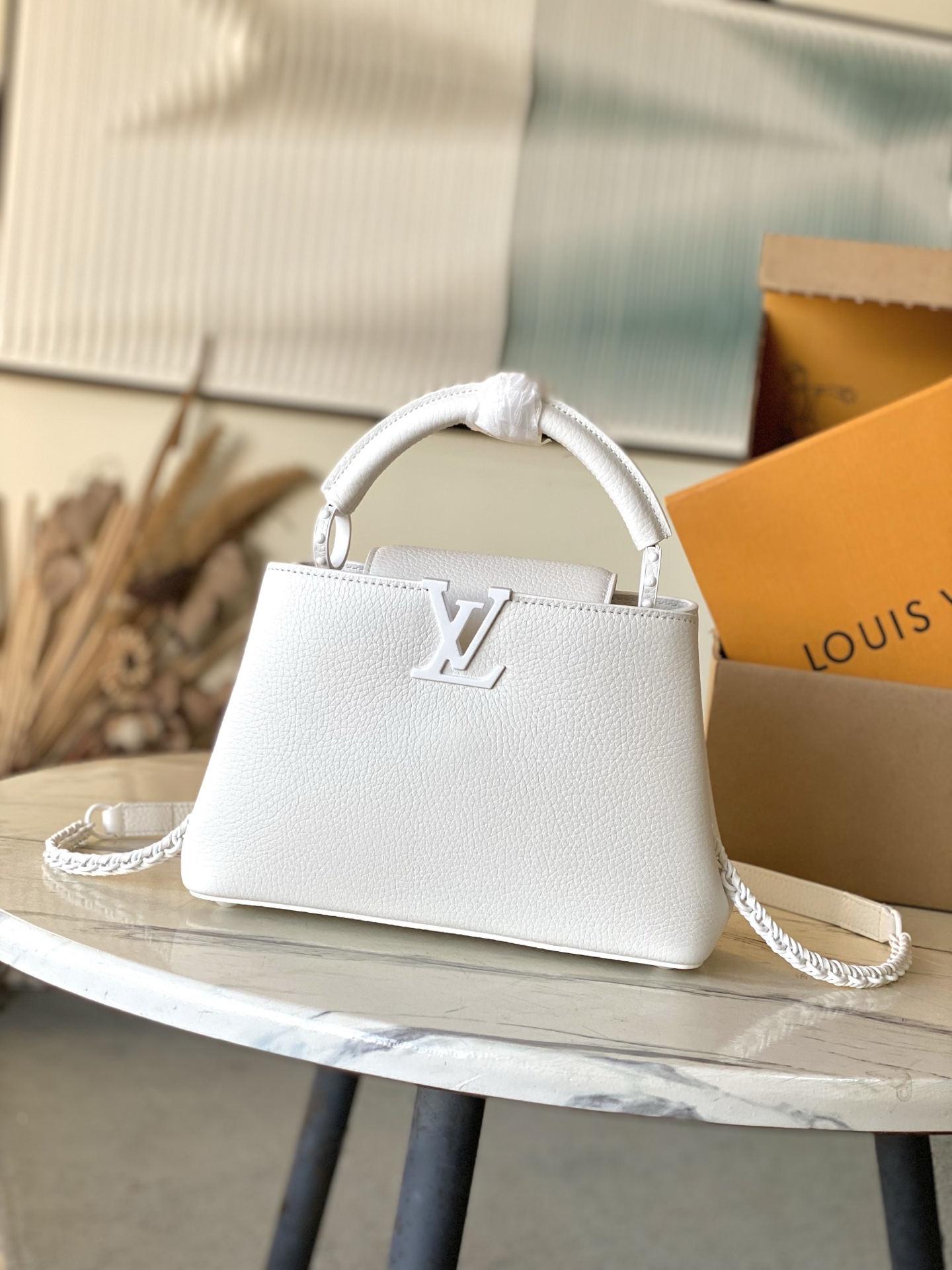 特级原厂皮 M25256 白色小号 本款Capucines BB手袋为哑光Taurillon牛皮革搭配金