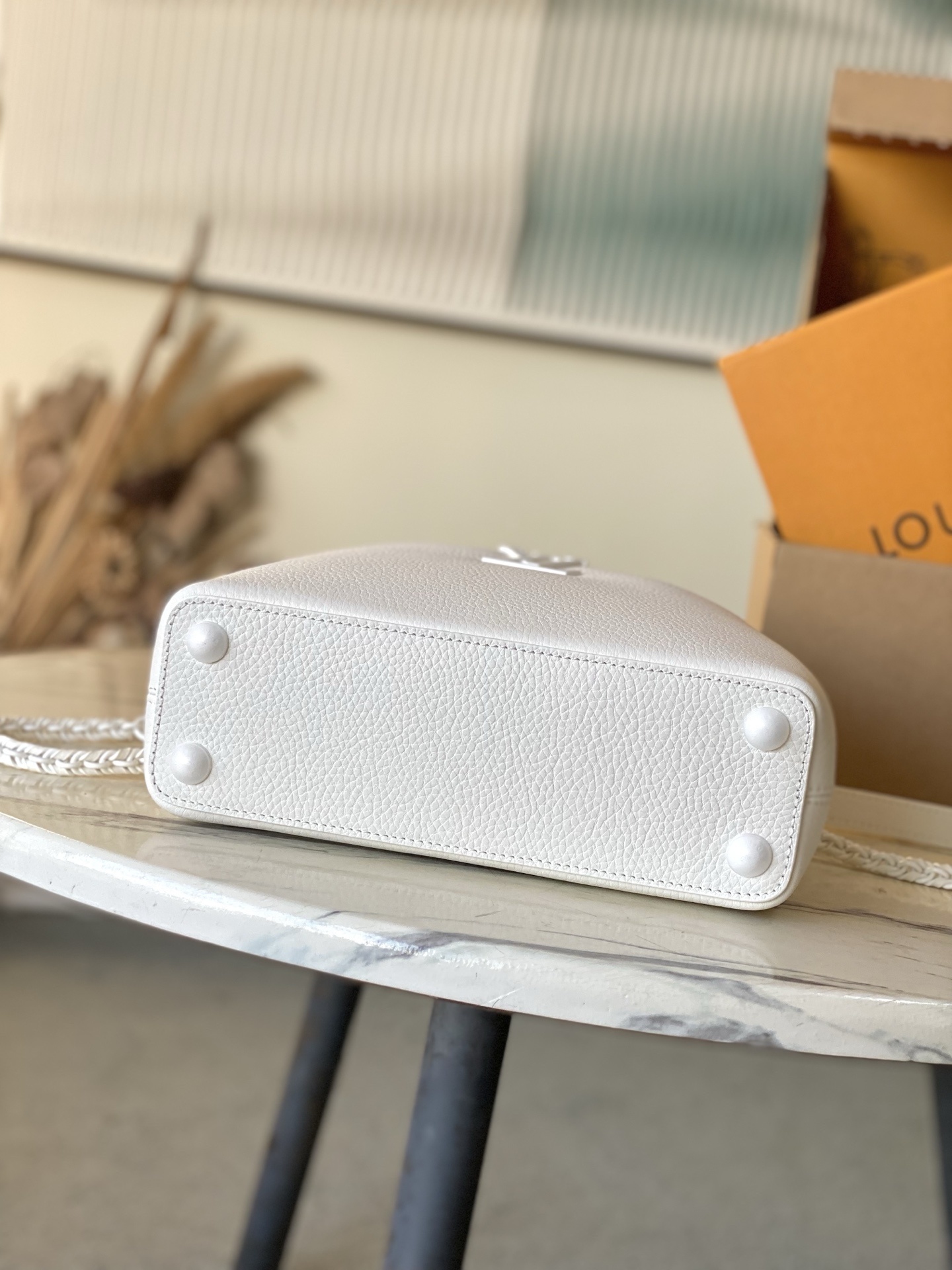 特级原厂皮 M25256 白色小号 本款Capucines BB手袋为哑光Taurillon牛皮革搭配金