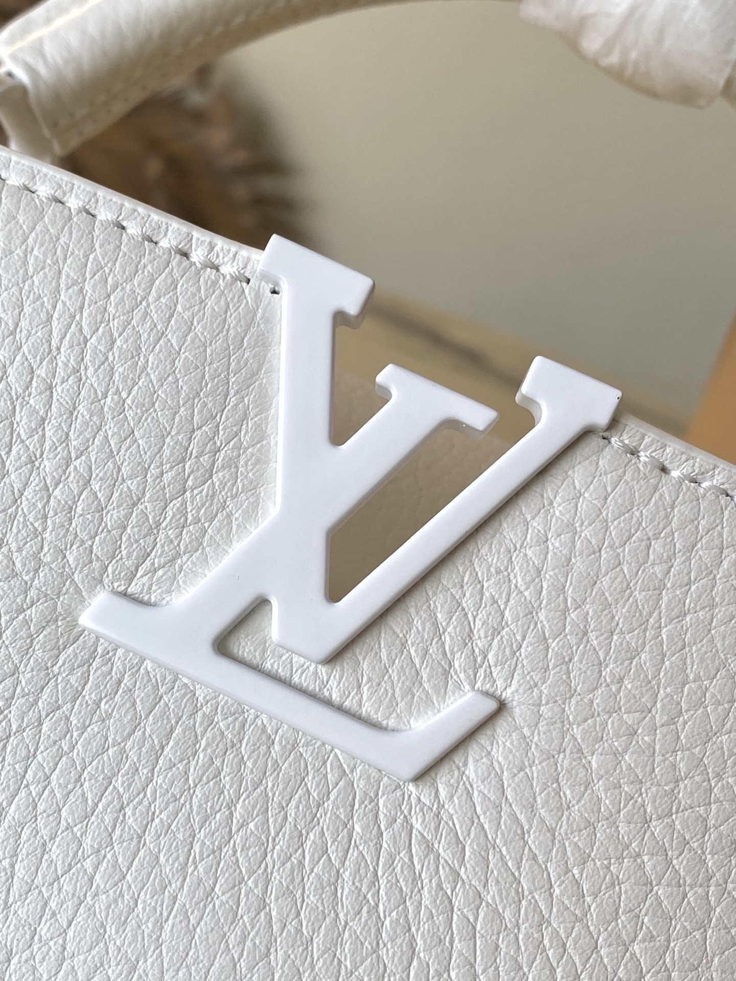 特级原厂皮 M25256 白色小号 本款Capucines BB手袋为哑光Taurillon牛皮革搭配金