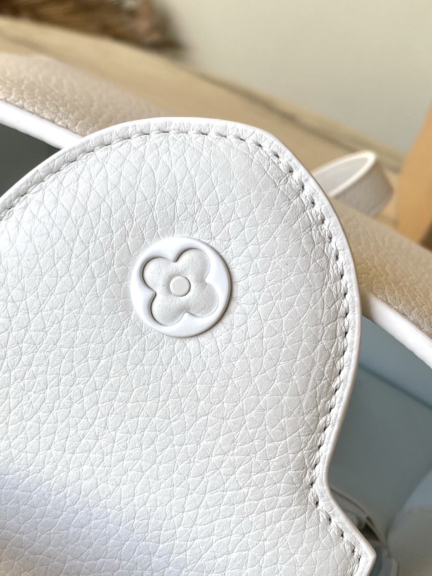 特级原厂皮 M25256 白色小号 本款Capucines BB手袋为哑光Taurillon牛皮革搭配金