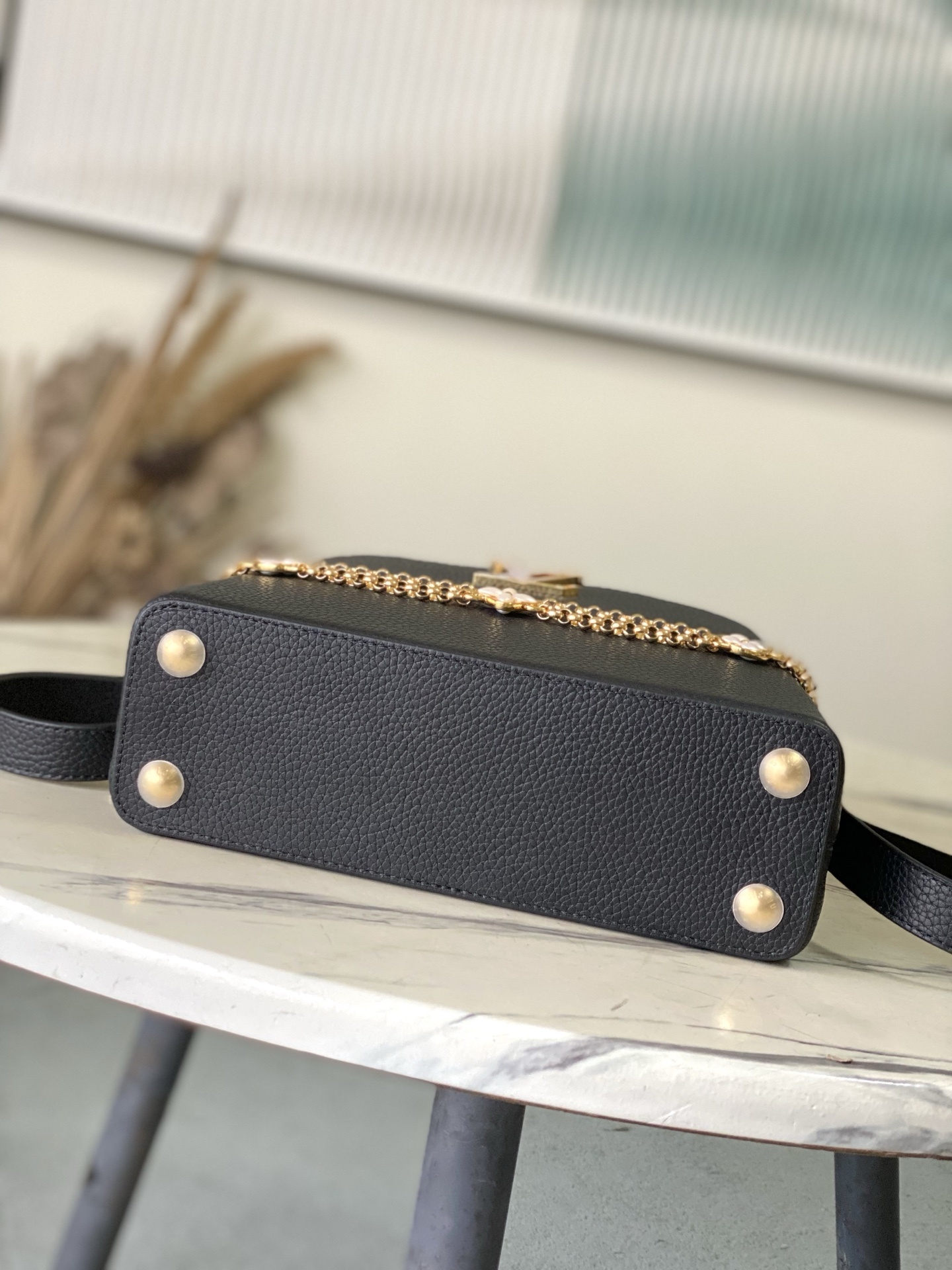 特级原厂皮 M25903 黑色 小号 本款Capucines小号手袋向巴洛克风格珠宝汲取灵感,为链条融入