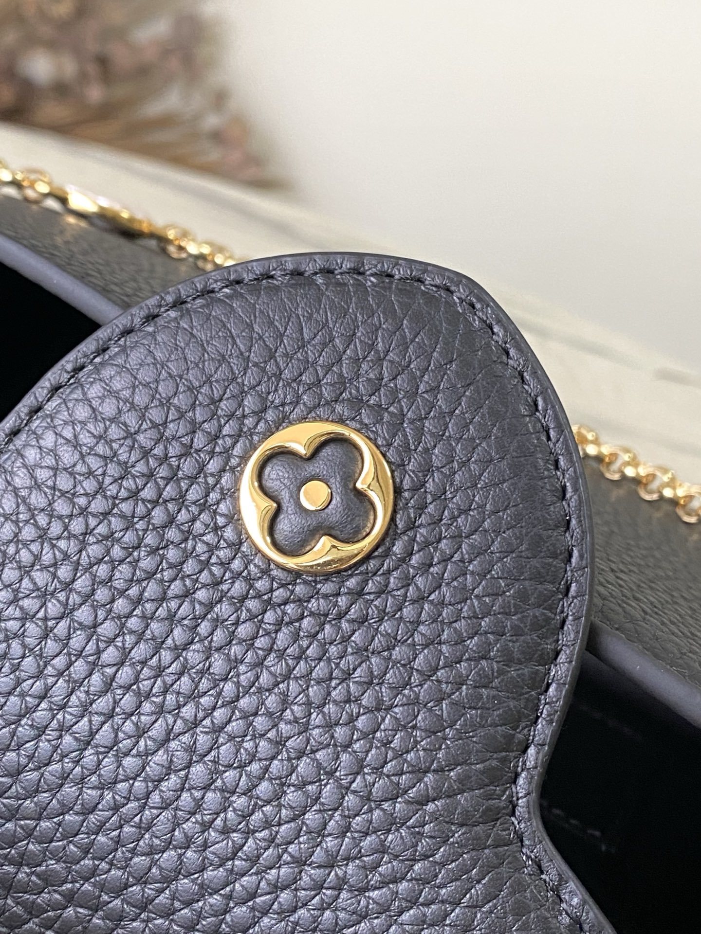 特级原厂皮 M25903 黑色 小号 本款Capucines小号手袋向巴洛克风格珠宝汲取灵感,为链条融入