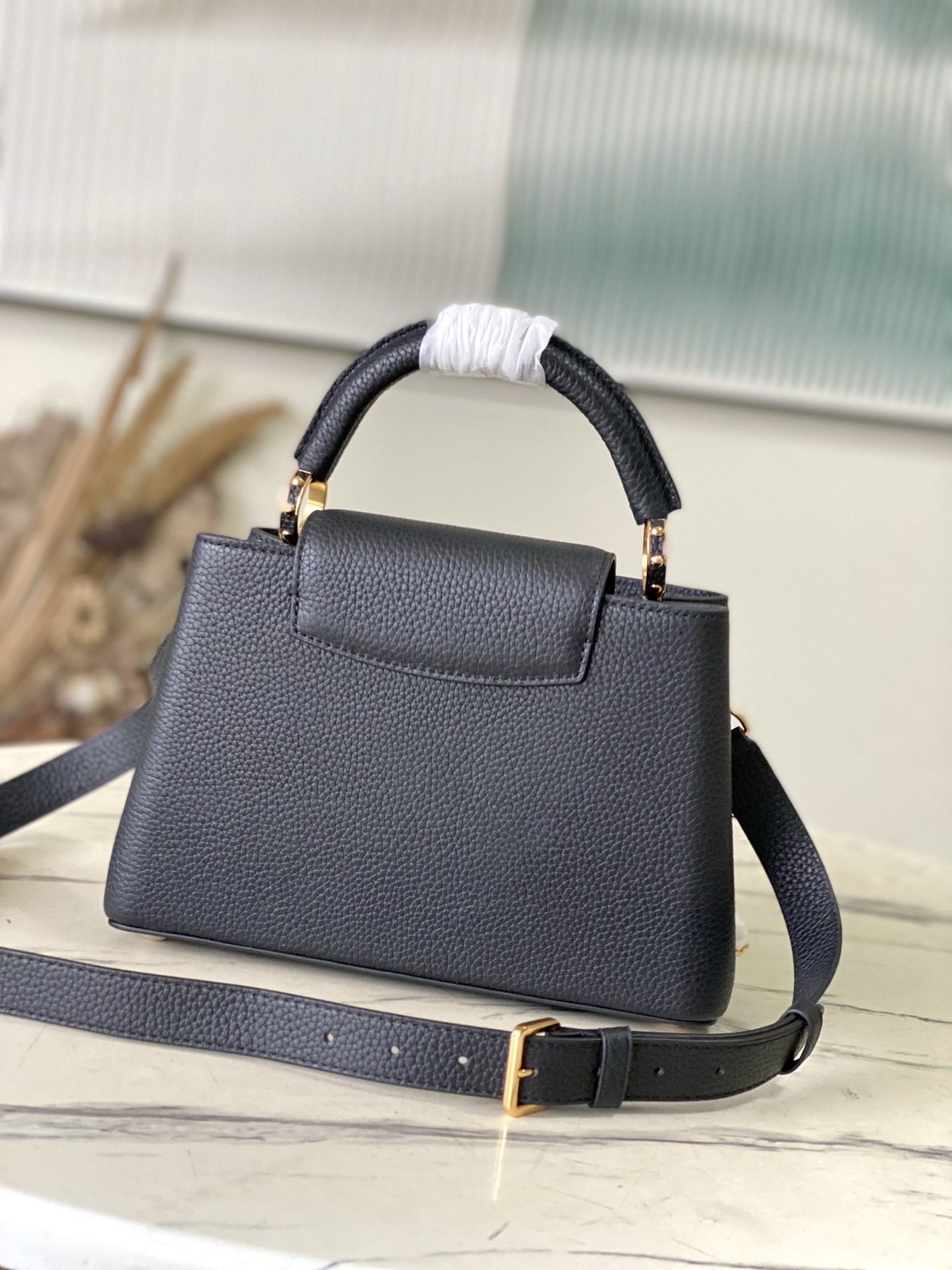 特级原厂皮 M25903 黑色 小号 本款Capucines小号手袋向巴洛克风格珠宝汲取灵感,为链条融入