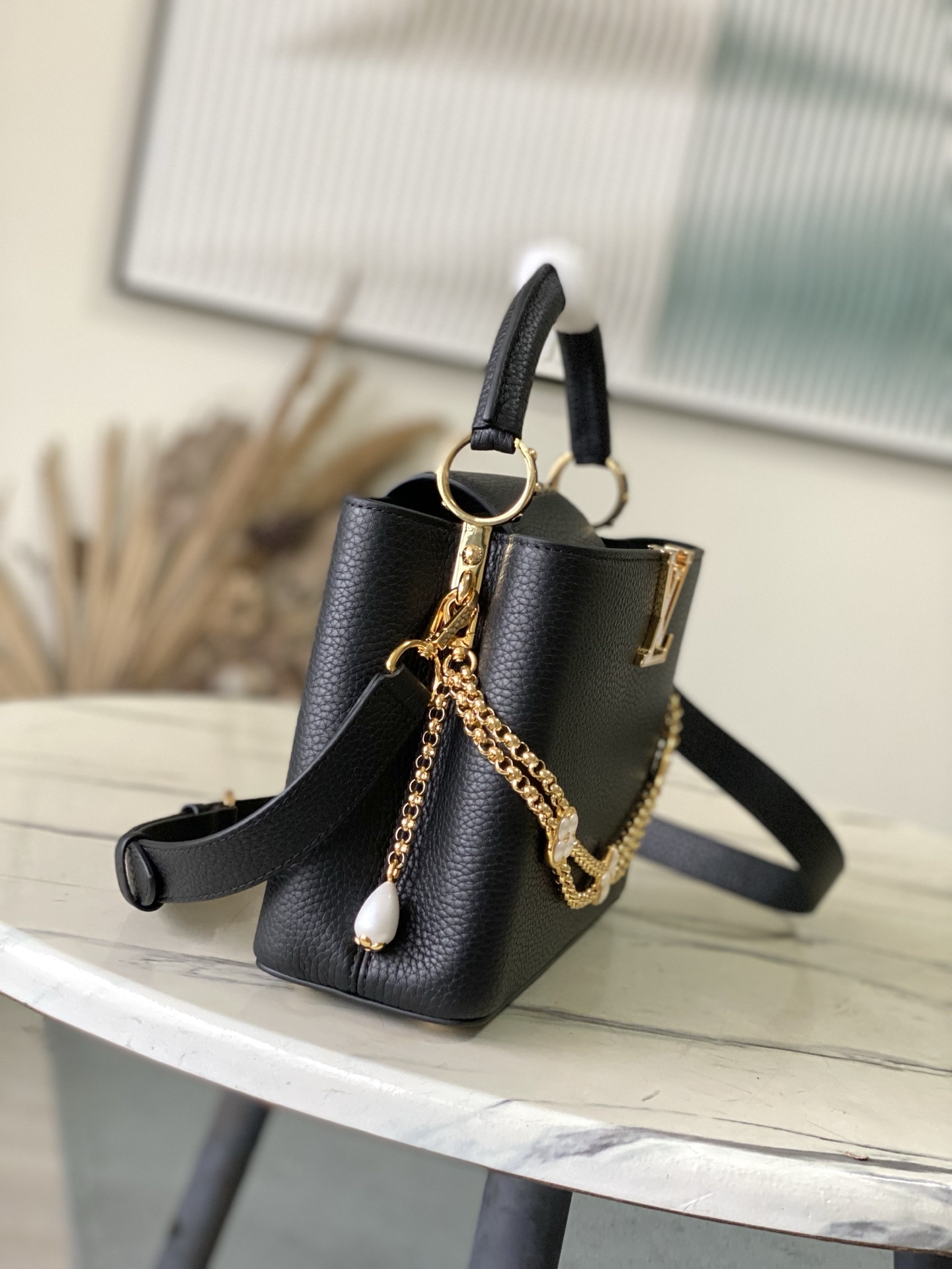 特级原厂皮 M25903 黑色 小号 本款Capucines小号手袋向巴洛克风格珠宝汲取灵感,为链条融入