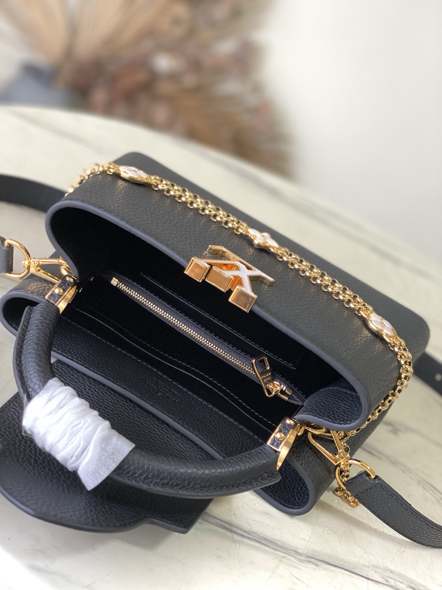 特级原厂皮 M25903 黑色 小号 本款Capucines小号手袋向巴洛克风格珠宝汲取灵感,为链条融入