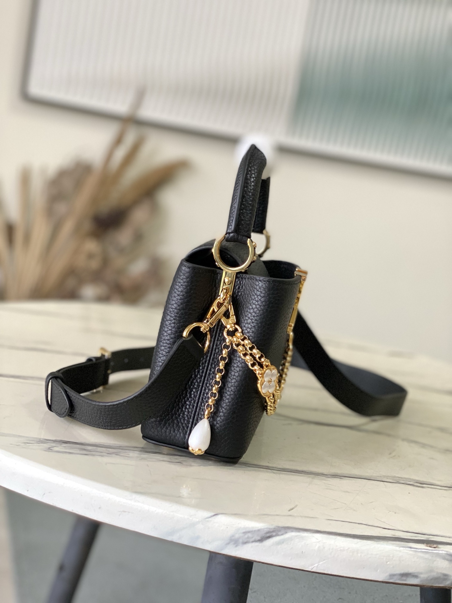 特级原厂皮 M25903 黑色 迷你 本款Capucines迷你手袋向巴洛克风格珠宝汲取灵感,为链条融入