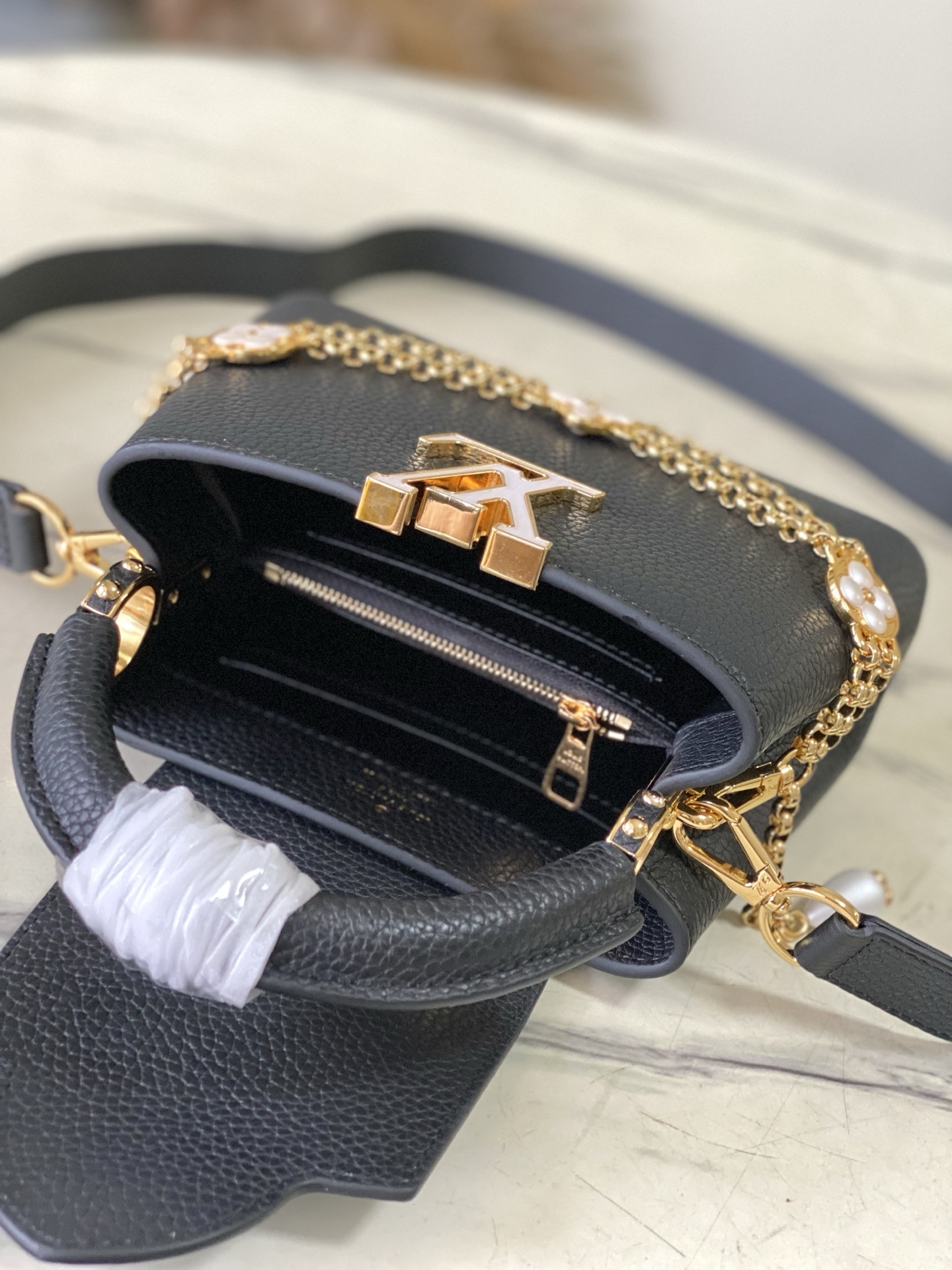 特级原厂皮 M25903 黑色 迷你 本款Capucines迷你手袋向巴洛克风格珠宝汲取灵感,为链条融入