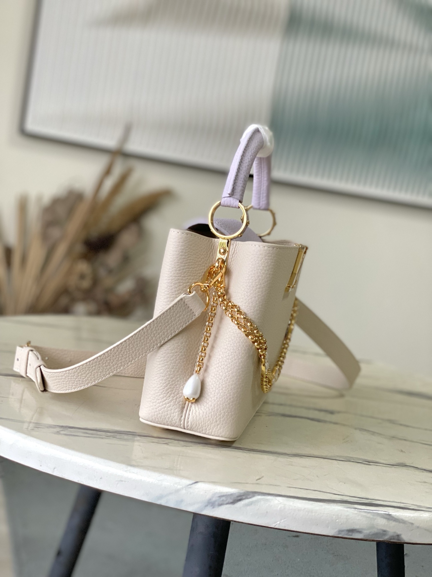 特级原厂皮 M15117 紫色拼奶白小号 本款Capucines小号手袋向巴洛克风格珠宝汲取灵感,为链条