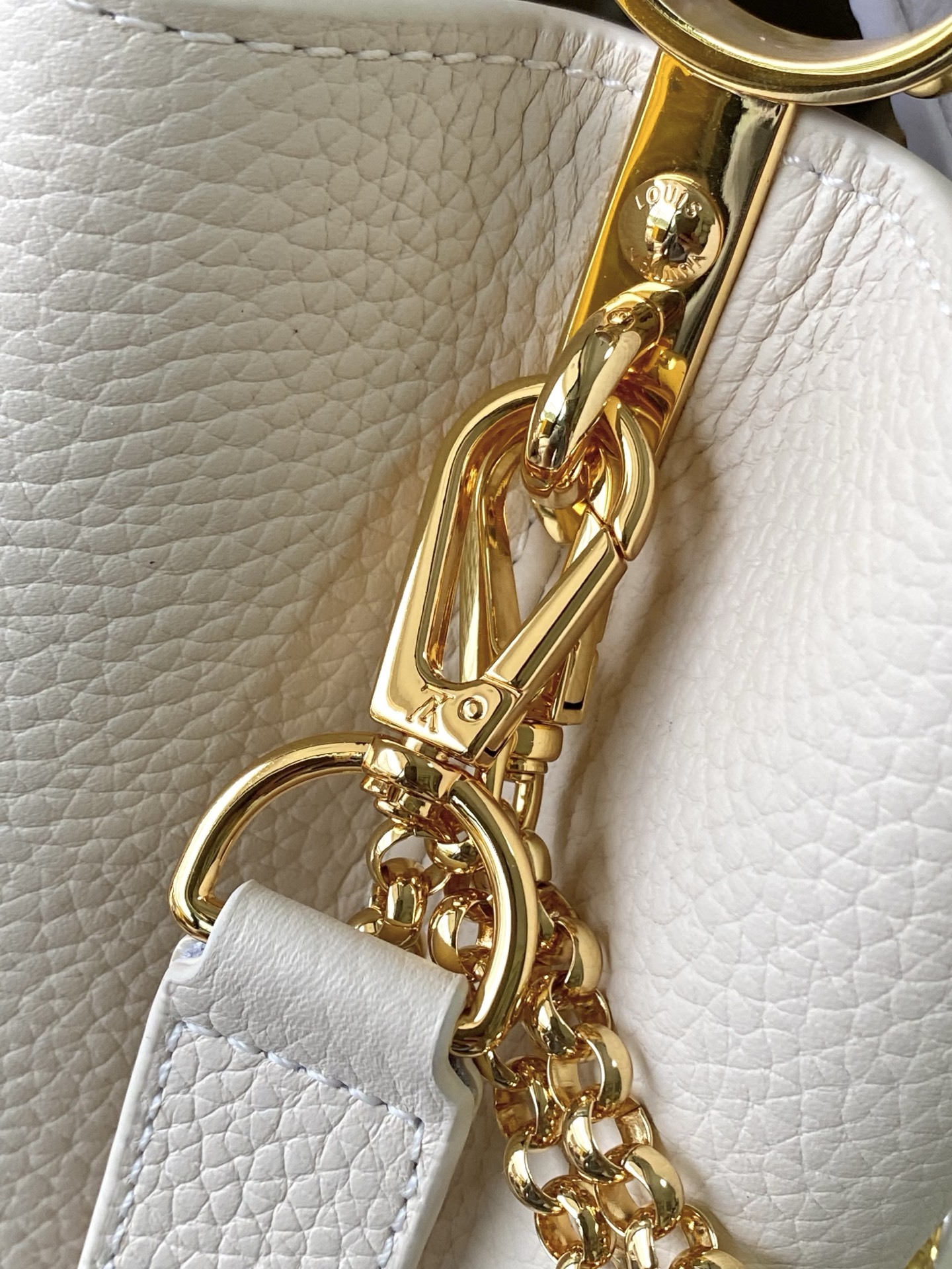 特级原厂皮 M15117 紫色拼奶白小号 本款Capucines小号手袋向巴洛克风格珠宝汲取灵感,为链条