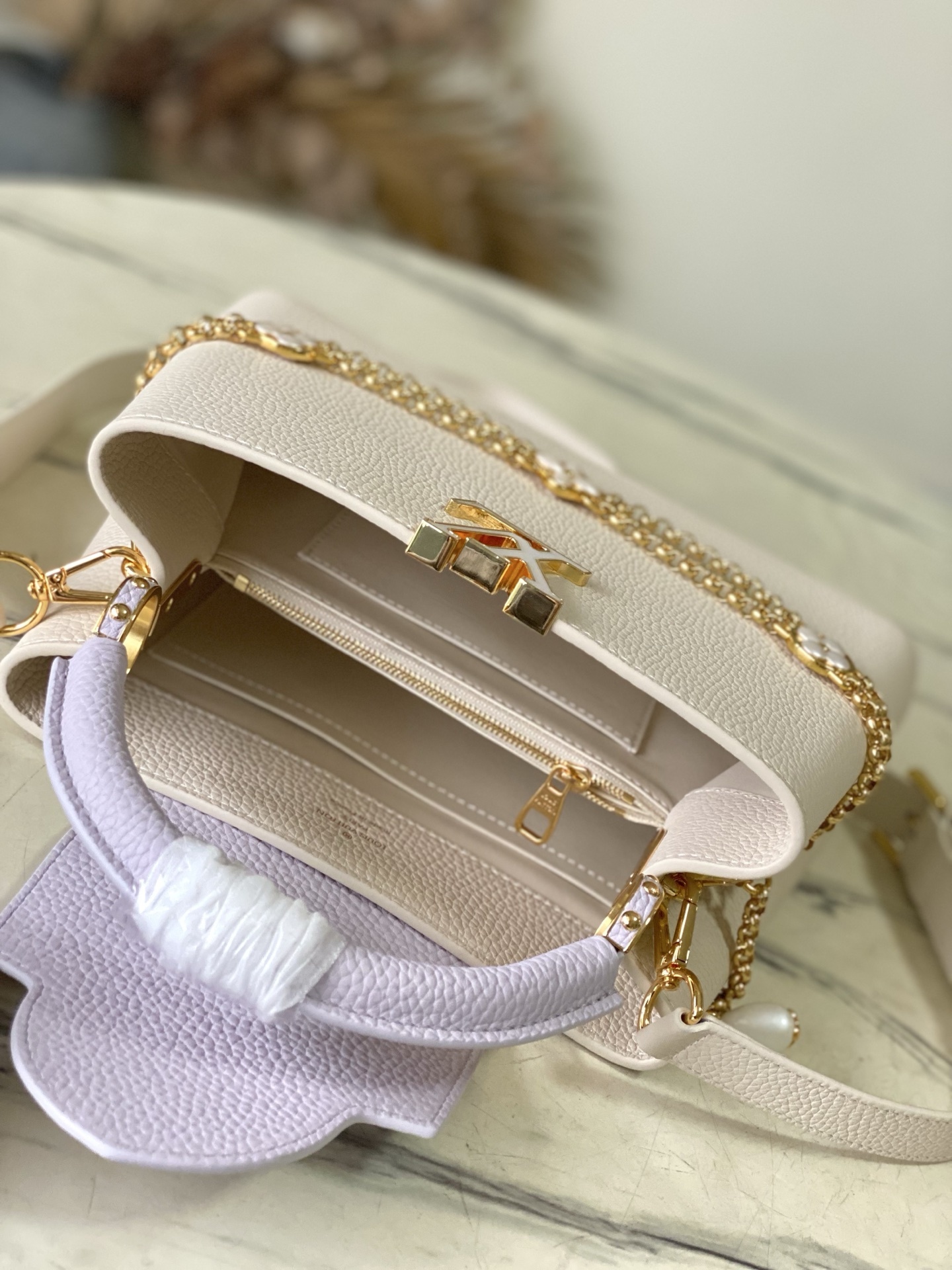 特级原厂皮 M15117 紫色拼奶白小号 本款Capucines小号手袋向巴洛克风格珠宝汲取灵感,为链条