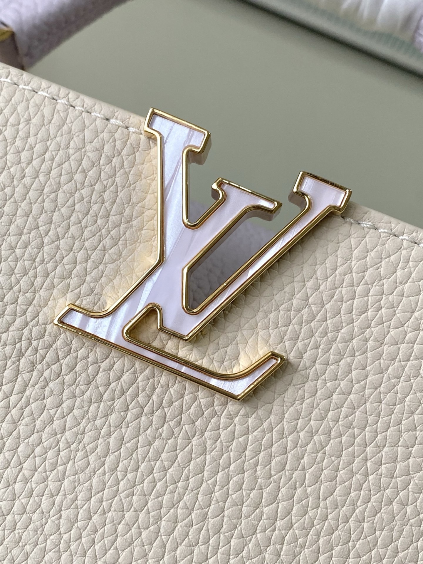 特级原厂皮 M15117 紫色拼奶白小号 本款Capucines小号手袋向巴洛克风格珠宝汲取灵感,为链条