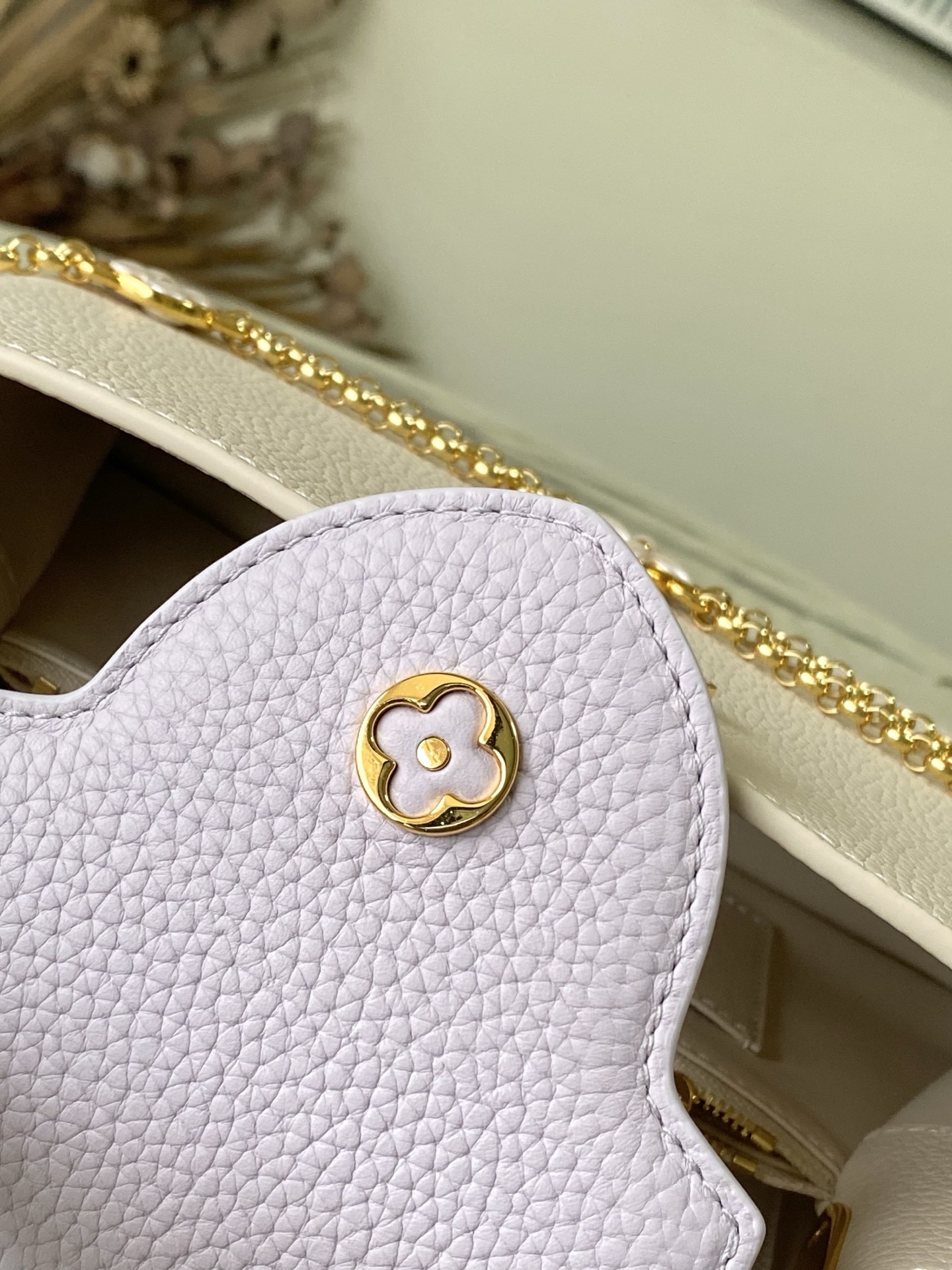 特级原厂皮 M15117 紫色拼奶白小号 本款Capucines小号手袋向巴洛克风格珠宝汲取灵感,为链条