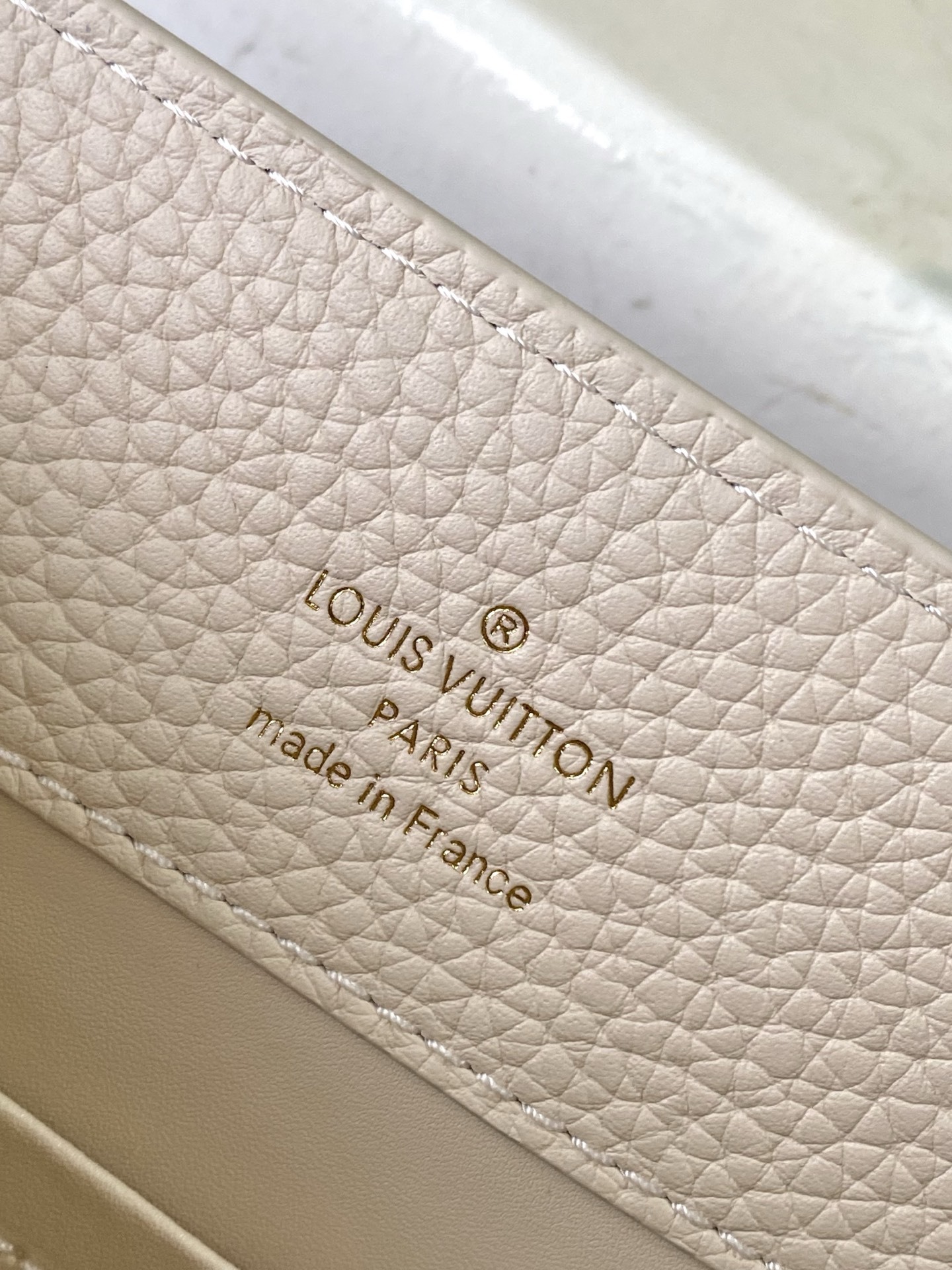 特级原厂皮 M15117 紫色拼奶白小号 本款Capucines小号手袋向巴洛克风格珠宝汲取灵感,为链条