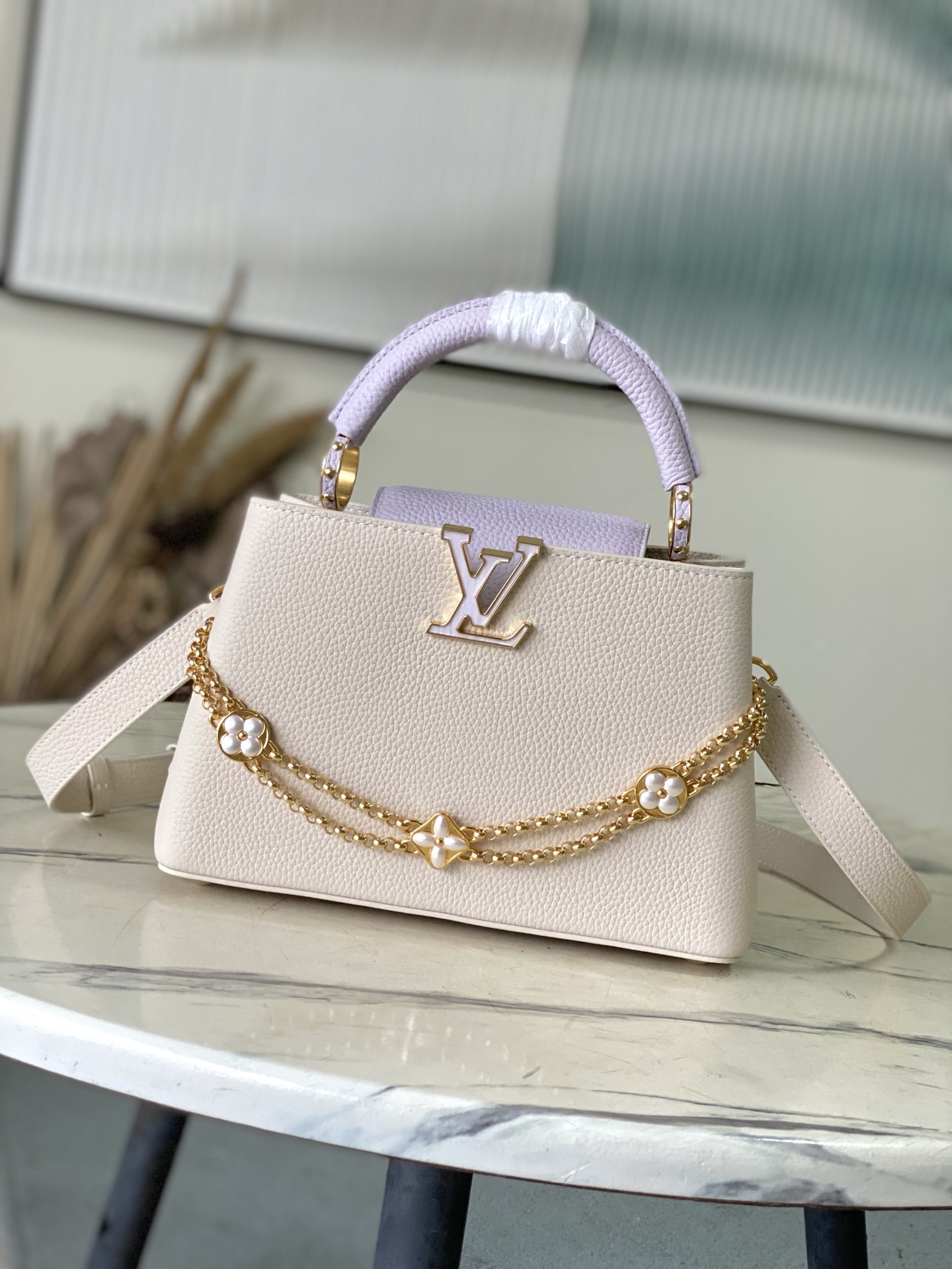 特级原厂皮 M15117 紫色拼奶白小号 本款Capucines小号手袋向巴洛克风格珠宝汲取灵感，为链条