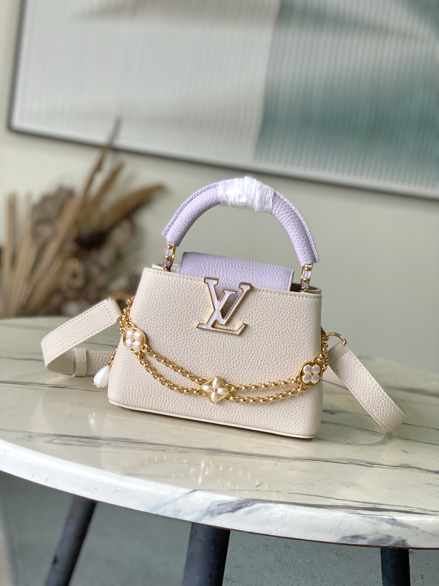 特级原厂皮 M15117 紫色拼奶白迷你 本款Capucines迷你手袋向巴洛克风格珠宝汲取灵感，为链条