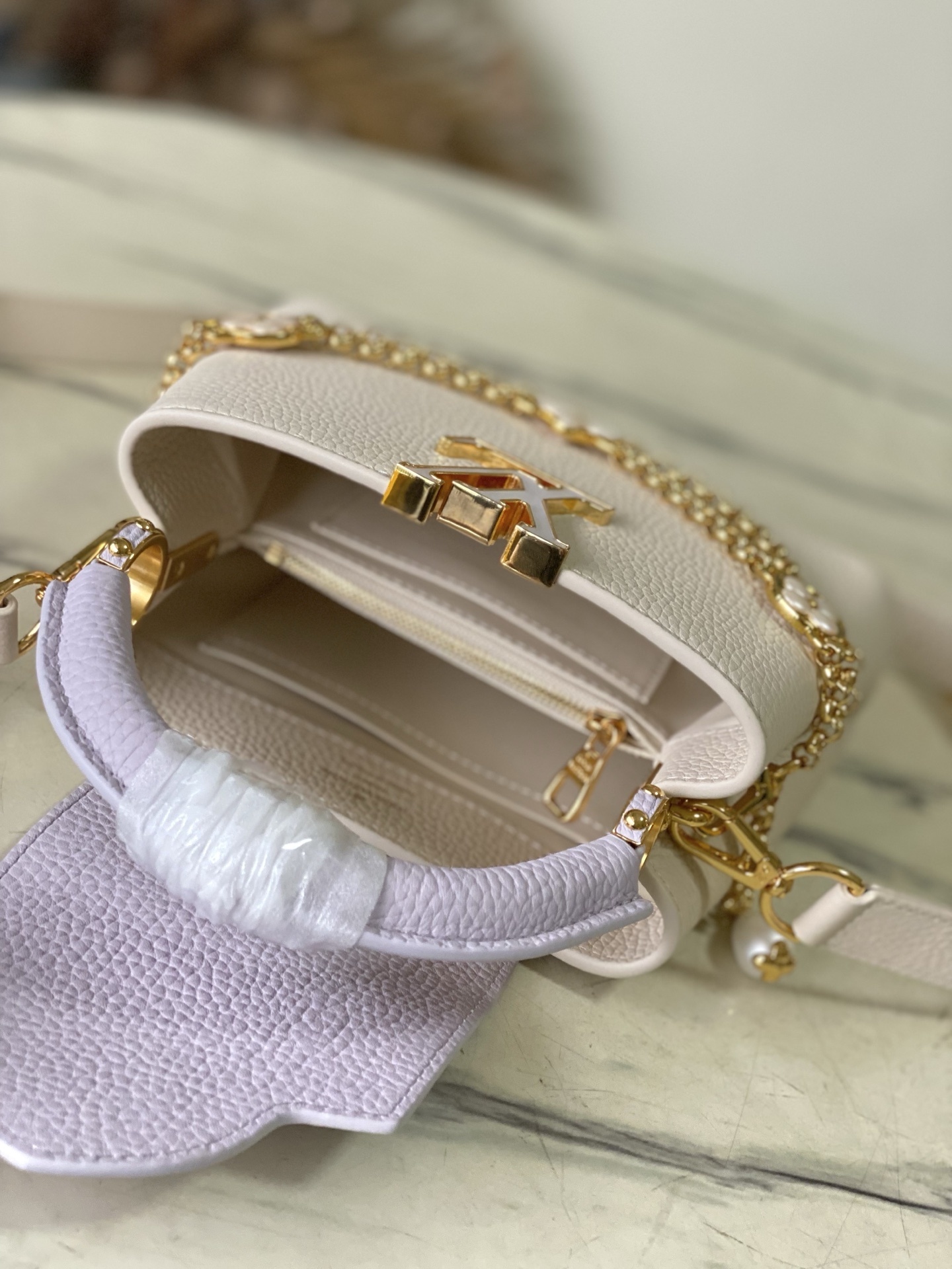 特级原厂皮 M15117 紫色拼奶白迷你 本款Capucines迷你手袋向巴洛克风格珠宝汲取灵感,为链条