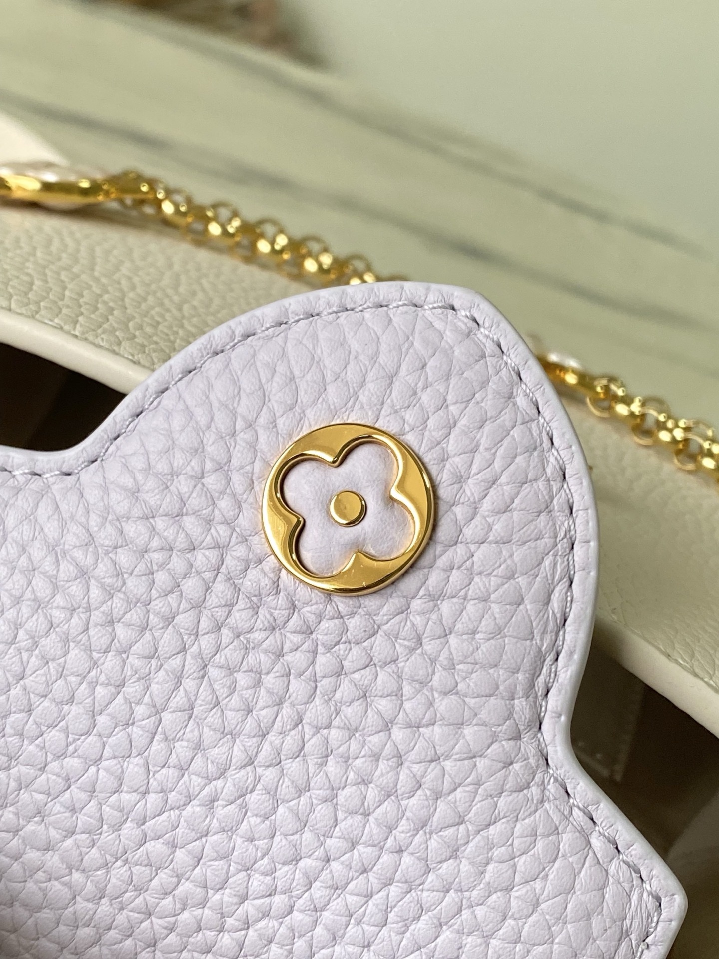 特级原厂皮 M15117 紫色拼奶白迷你 本款Capucines迷你手袋向巴洛克风格珠宝汲取灵感,为链条