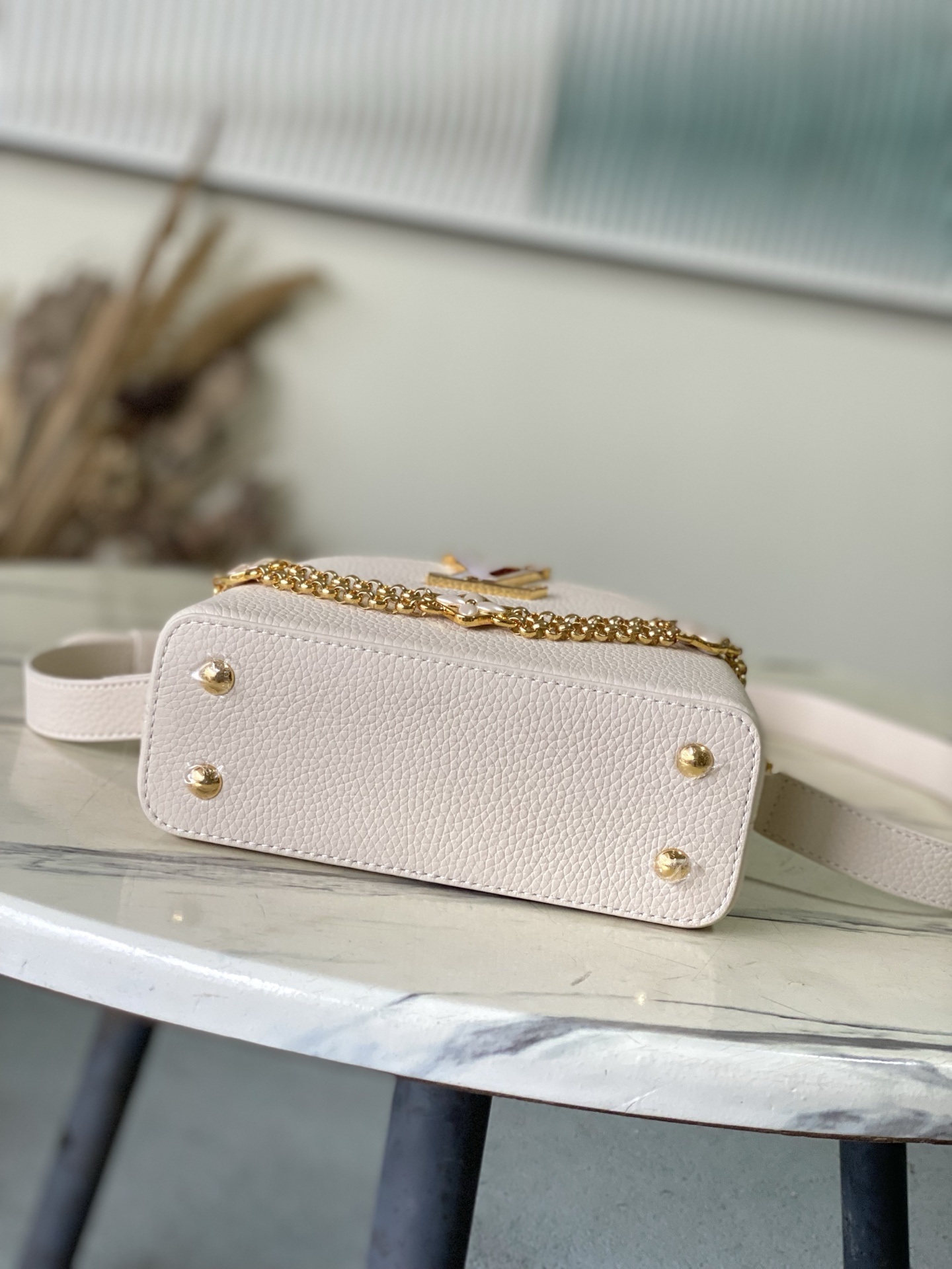 特级原厂皮 M15117 紫色拼奶白迷你 本款Capucines迷你手袋向巴洛克风格珠宝汲取灵感,为链条