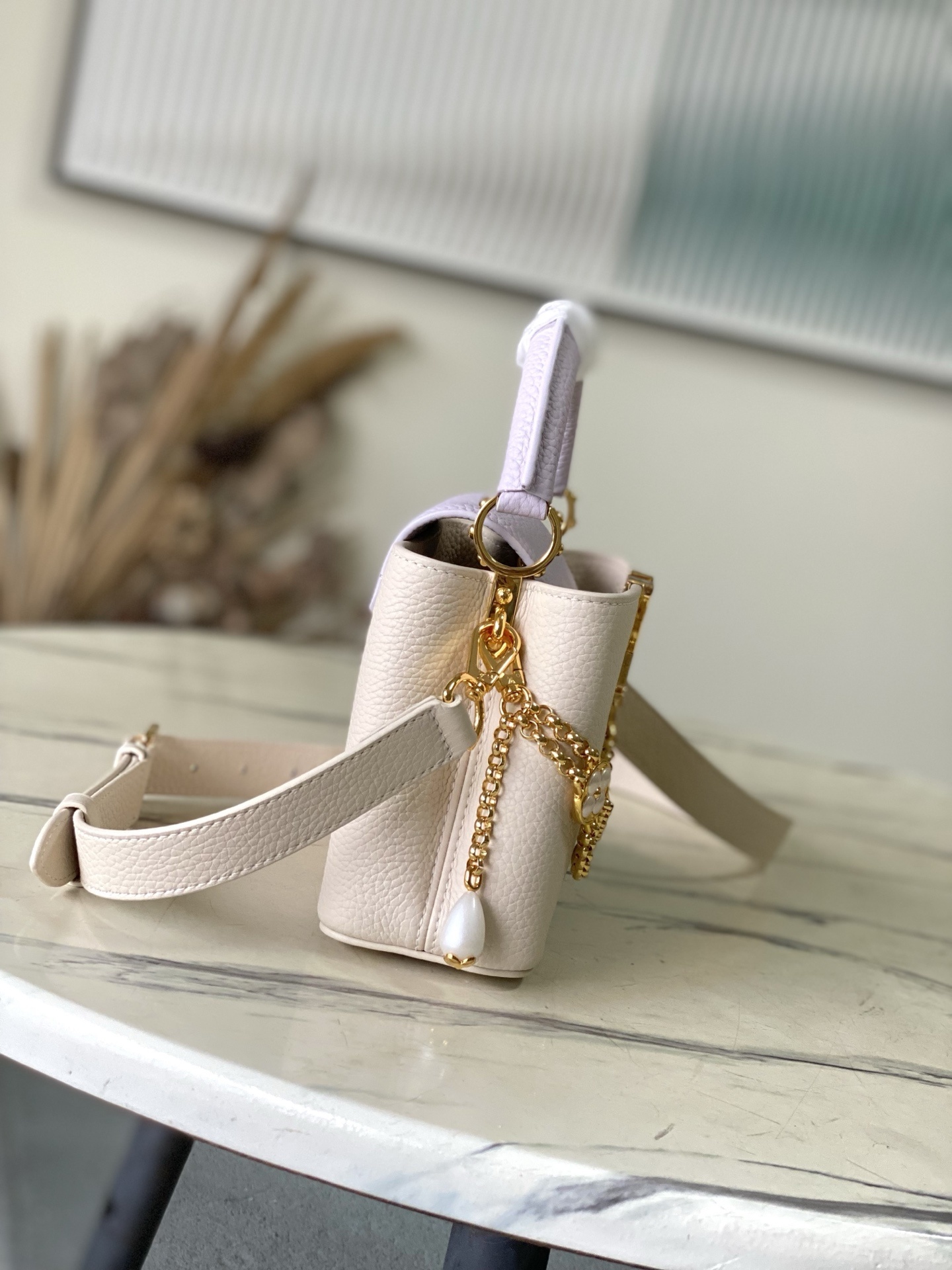 特级原厂皮 M15117 紫色拼奶白迷你 本款Capucines迷你手袋向巴洛克风格珠宝汲取灵感,为链条