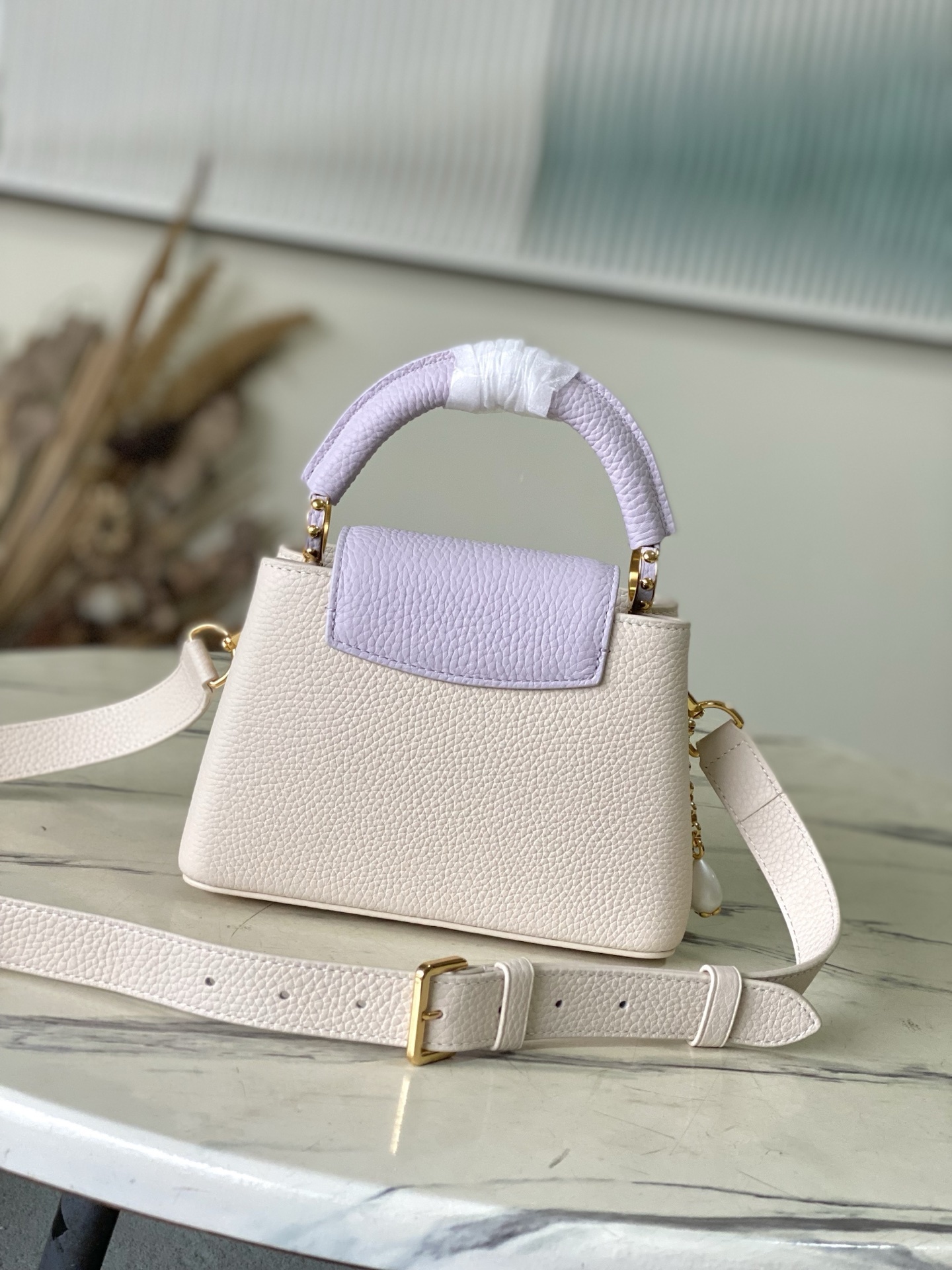 特级原厂皮 M15117 紫色拼奶白迷你 本款Capucines迷你手袋向巴洛克风格珠宝汲取灵感,为链条