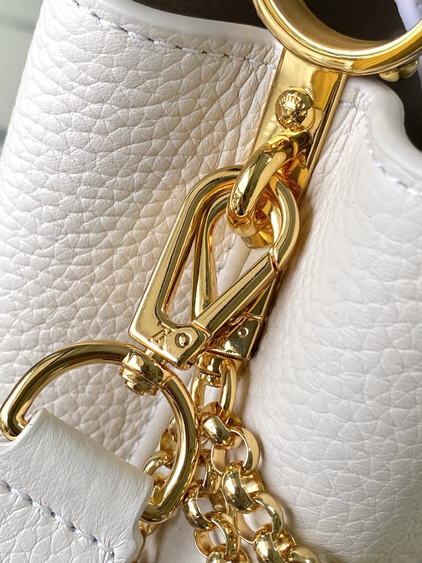 特级原厂皮 M15117 紫色拼奶白迷你 本款Capucines迷你手袋向巴洛克风格珠宝汲取灵感,为链条