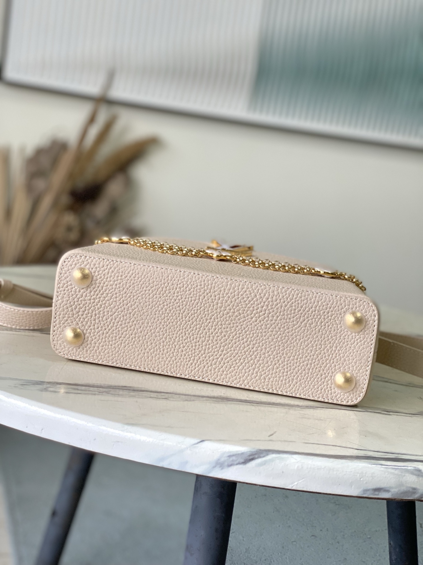 特级原厂皮 M15117 奶茶色拼奶白小号 本款Capucines小号手袋向巴洛克风格珠宝汲取灵感,为链