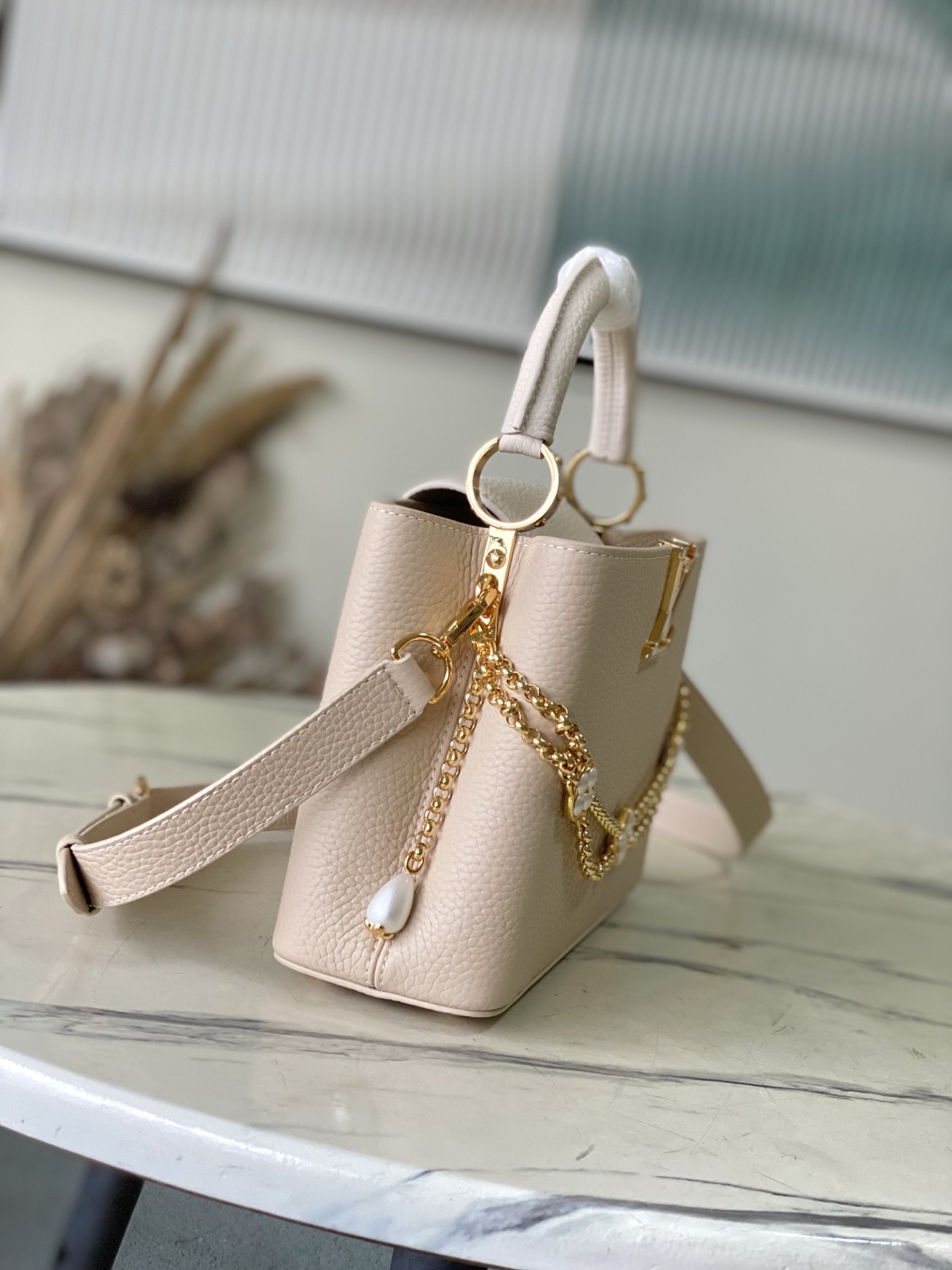 特级原厂皮 M15117 奶茶色拼奶白小号 本款Capucines小号手袋向巴洛克风格珠宝汲取灵感,为链