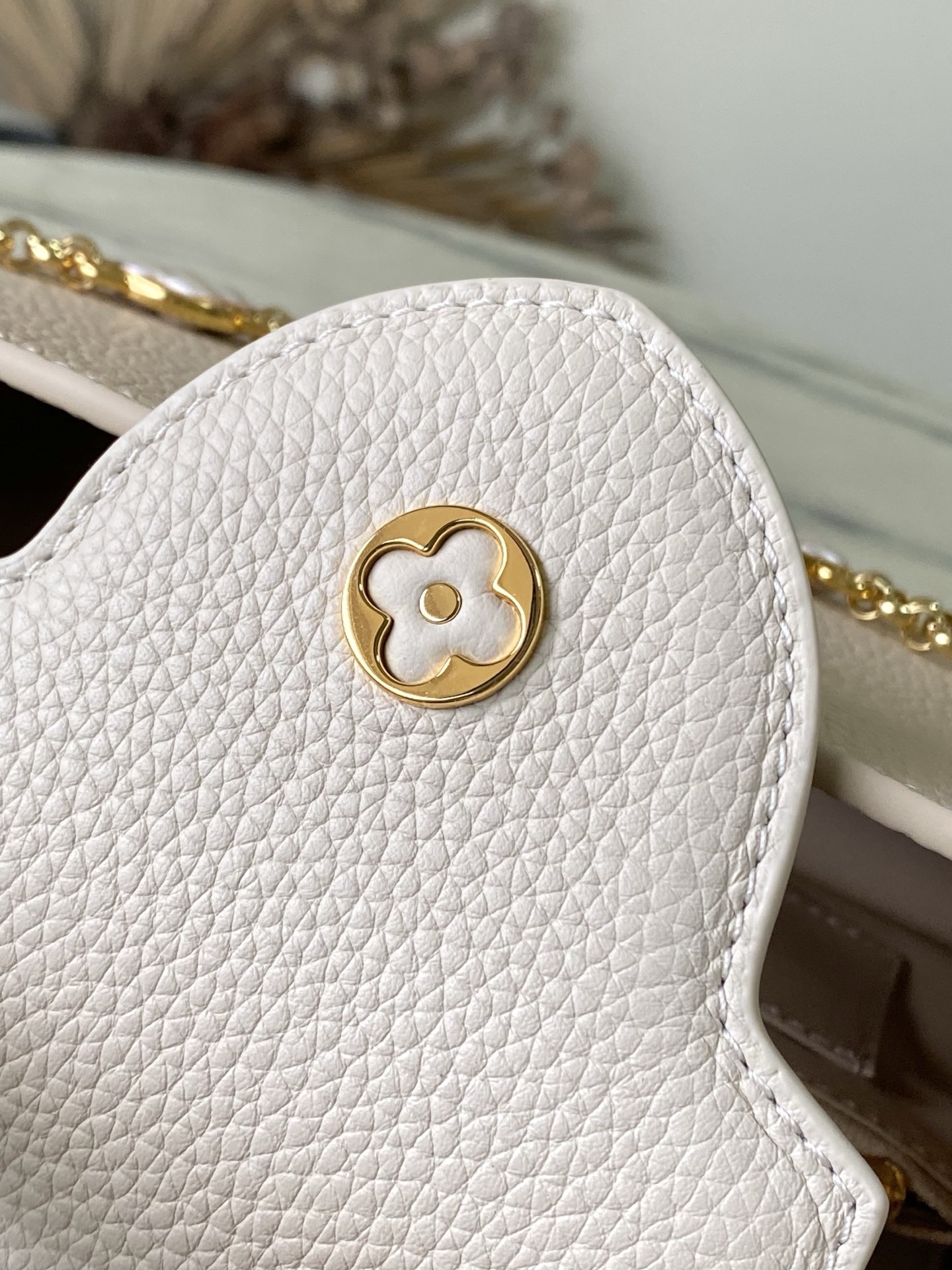 特级原厂皮 M15117 奶茶色拼奶白小号 本款Capucines小号手袋向巴洛克风格珠宝汲取灵感,为链