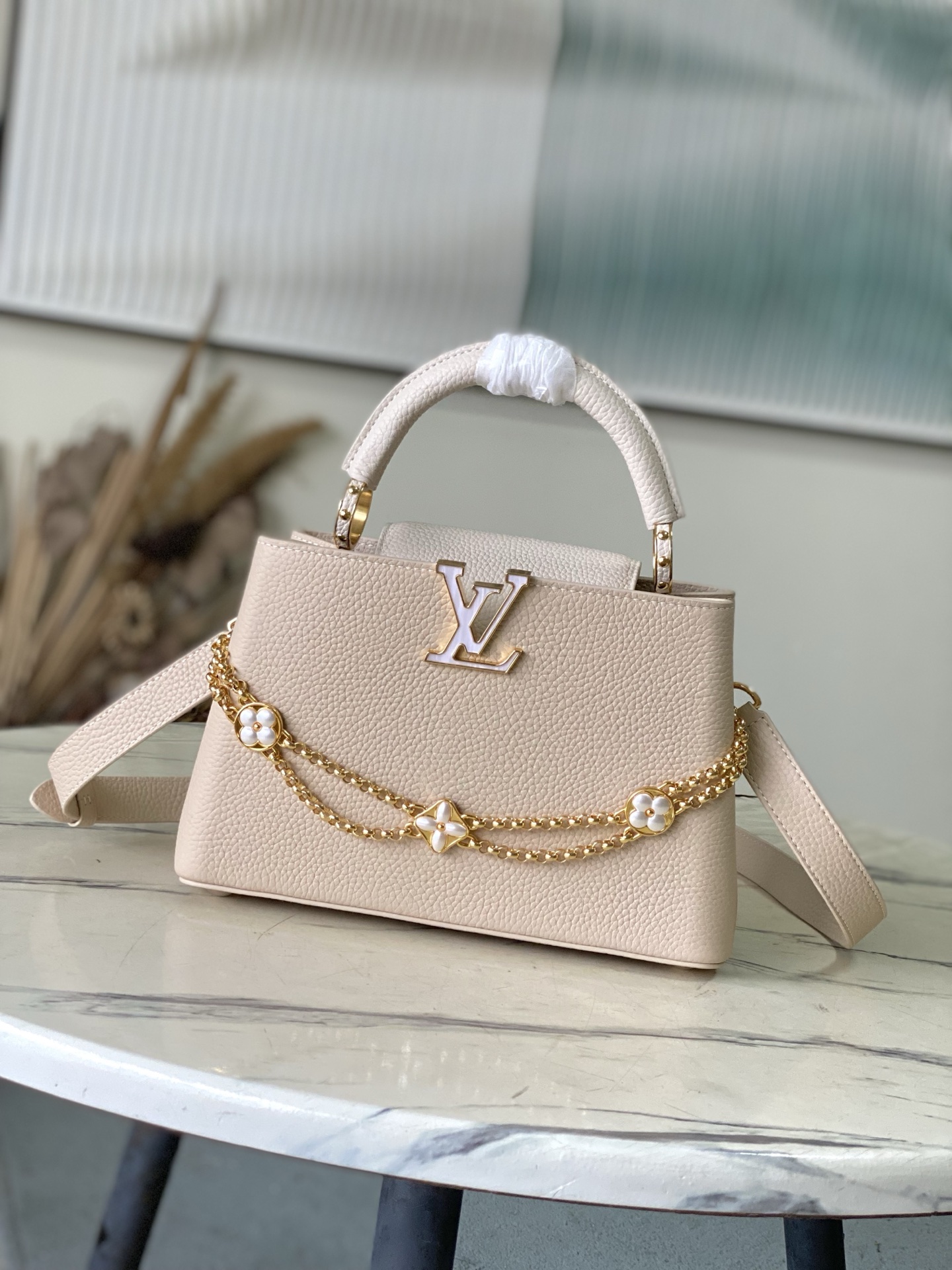 特级原厂皮 M15117 奶茶色拼奶白小号 本款Capucines小号手袋向巴洛克风格珠宝汲取灵感，为链