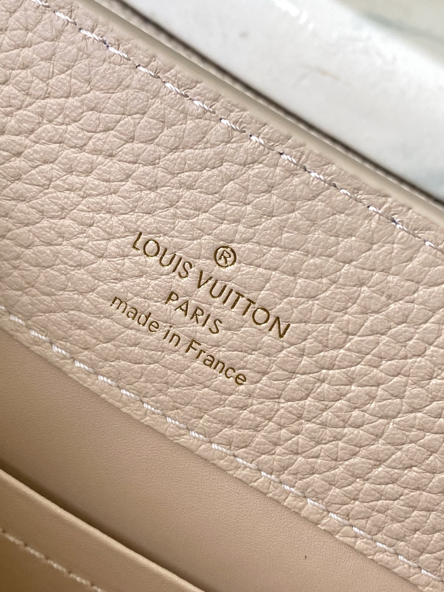 特级原厂皮 M15117 奶茶色拼奶白小号 本款Capucines小号手袋向巴洛克风格珠宝汲取灵感,为链