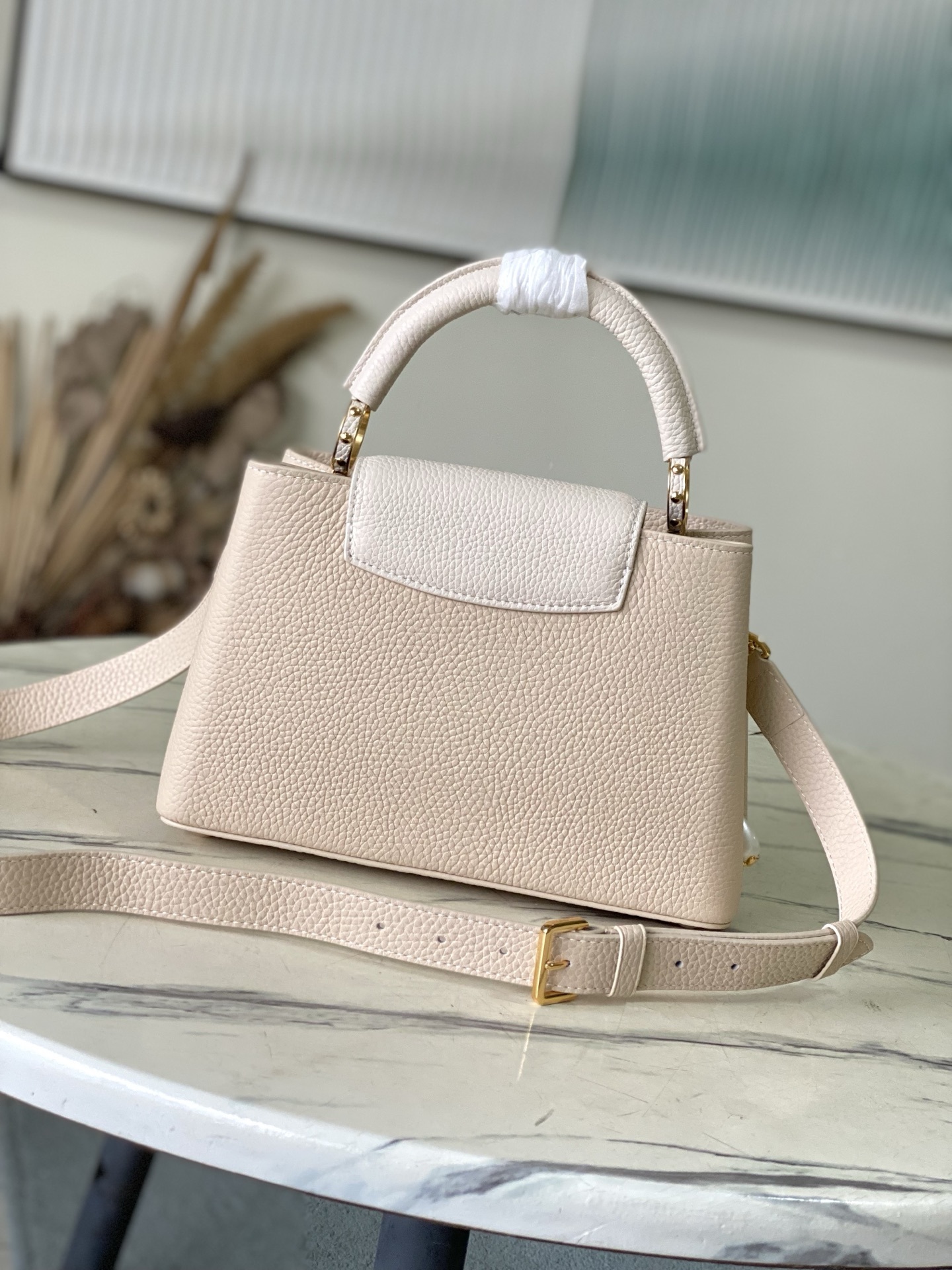 特级原厂皮 M15117 奶茶色拼奶白小号 本款Capucines小号手袋向巴洛克风格珠宝汲取灵感,为链