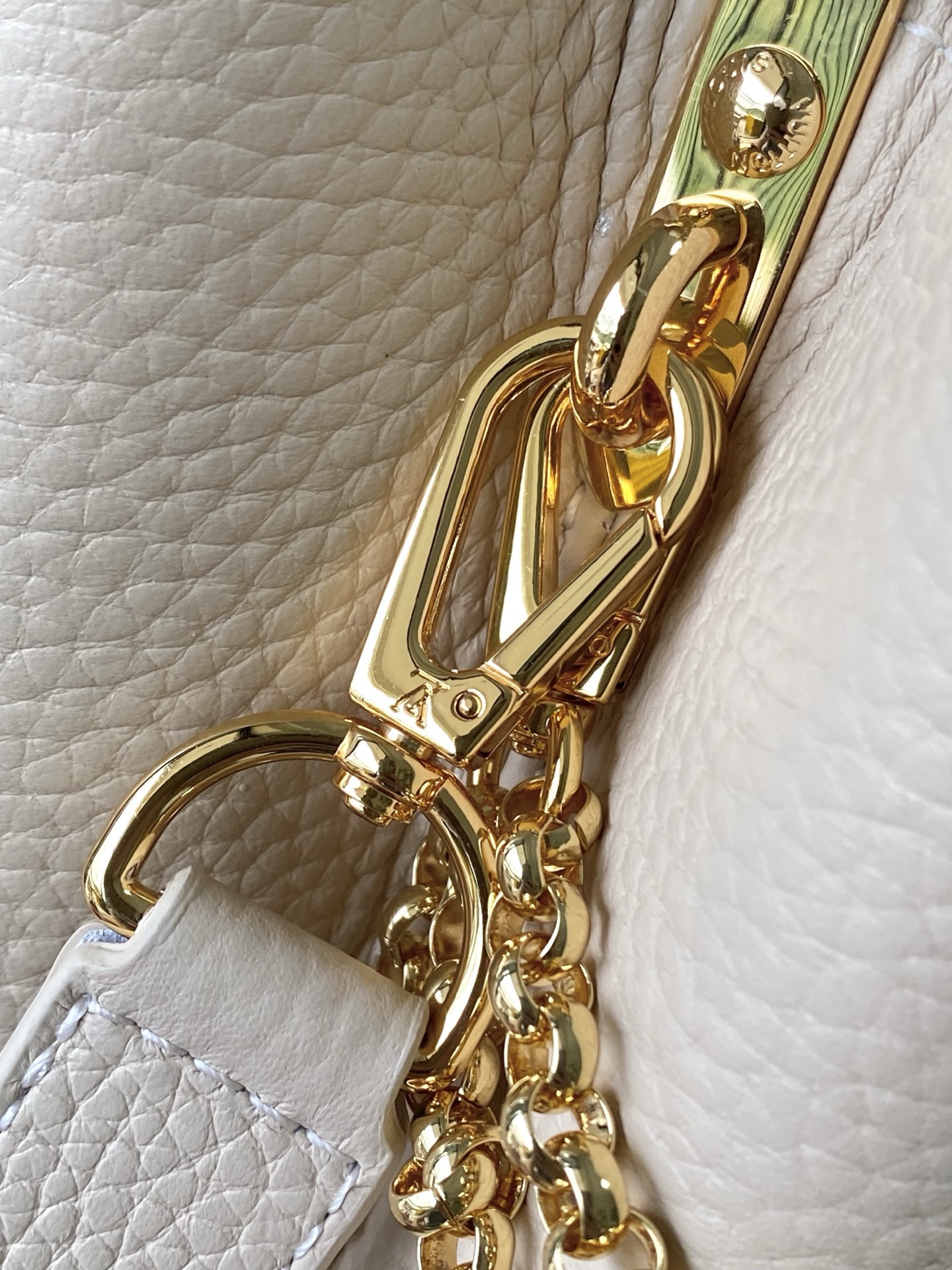 特级原厂皮 M15117 奶茶色拼奶白小号 本款Capucines小号手袋向巴洛克风格珠宝汲取灵感,为链