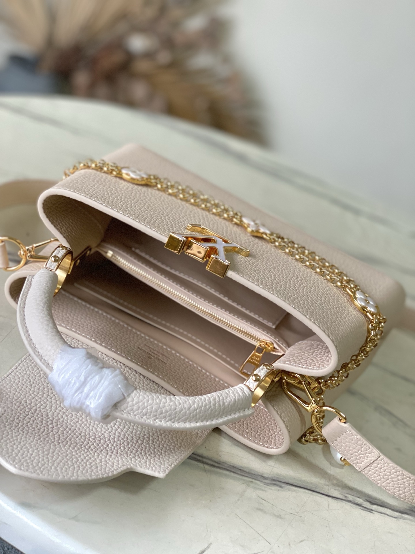 特级原厂皮 M15117 奶茶色拼奶白小号 本款Capucines小号手袋向巴洛克风格珠宝汲取灵感,为链