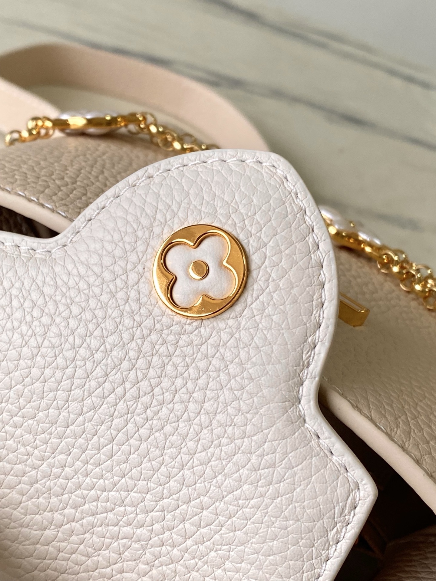 特级原厂皮 M15117 奶茶色拼奶白迷你 本款Capucines迷你手袋向巴洛克风格珠宝汲取灵感,为链