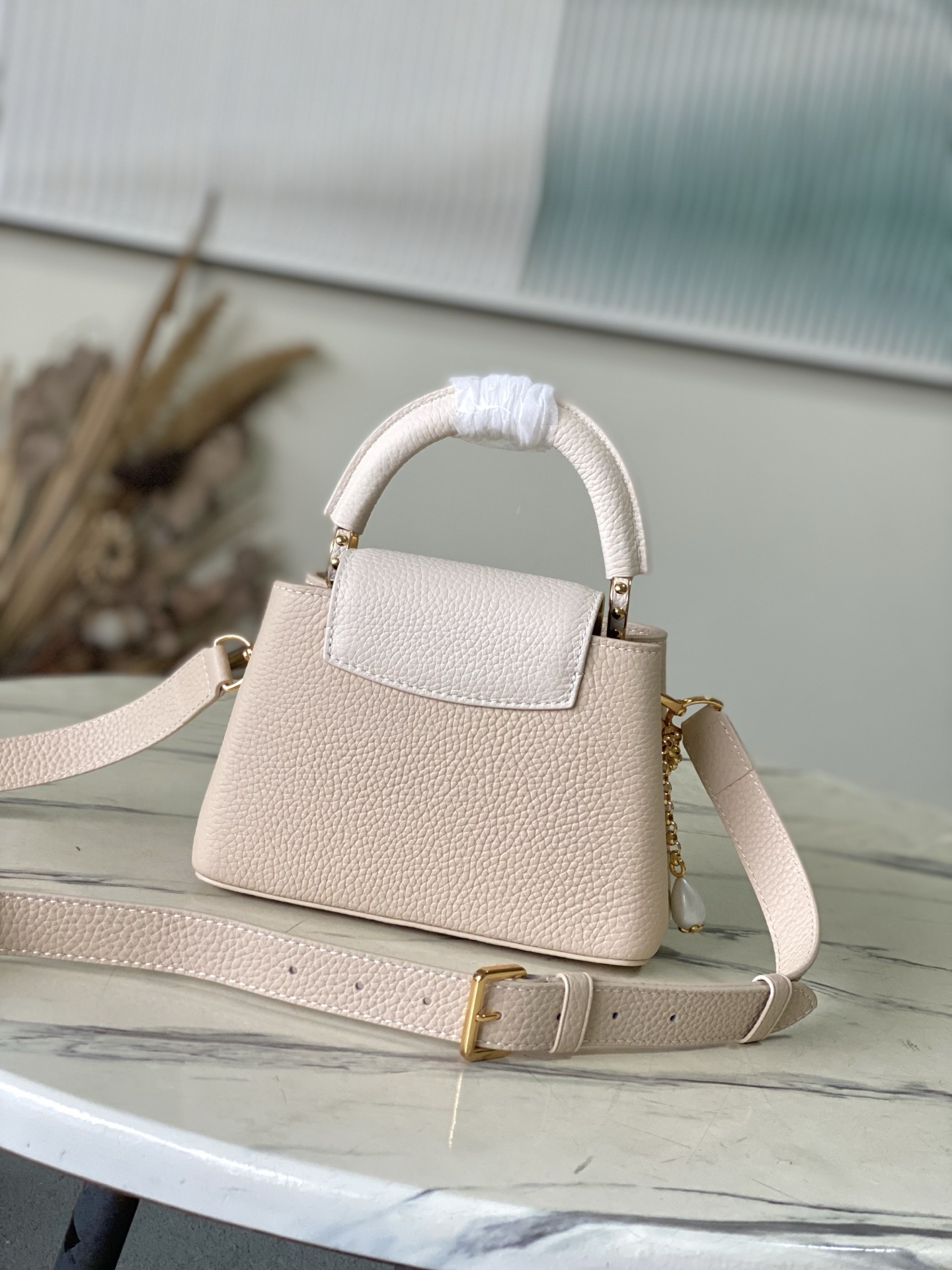 特级原厂皮 M15117 奶茶色拼奶白迷你 本款Capucines迷你手袋向巴洛克风格珠宝汲取灵感,为链