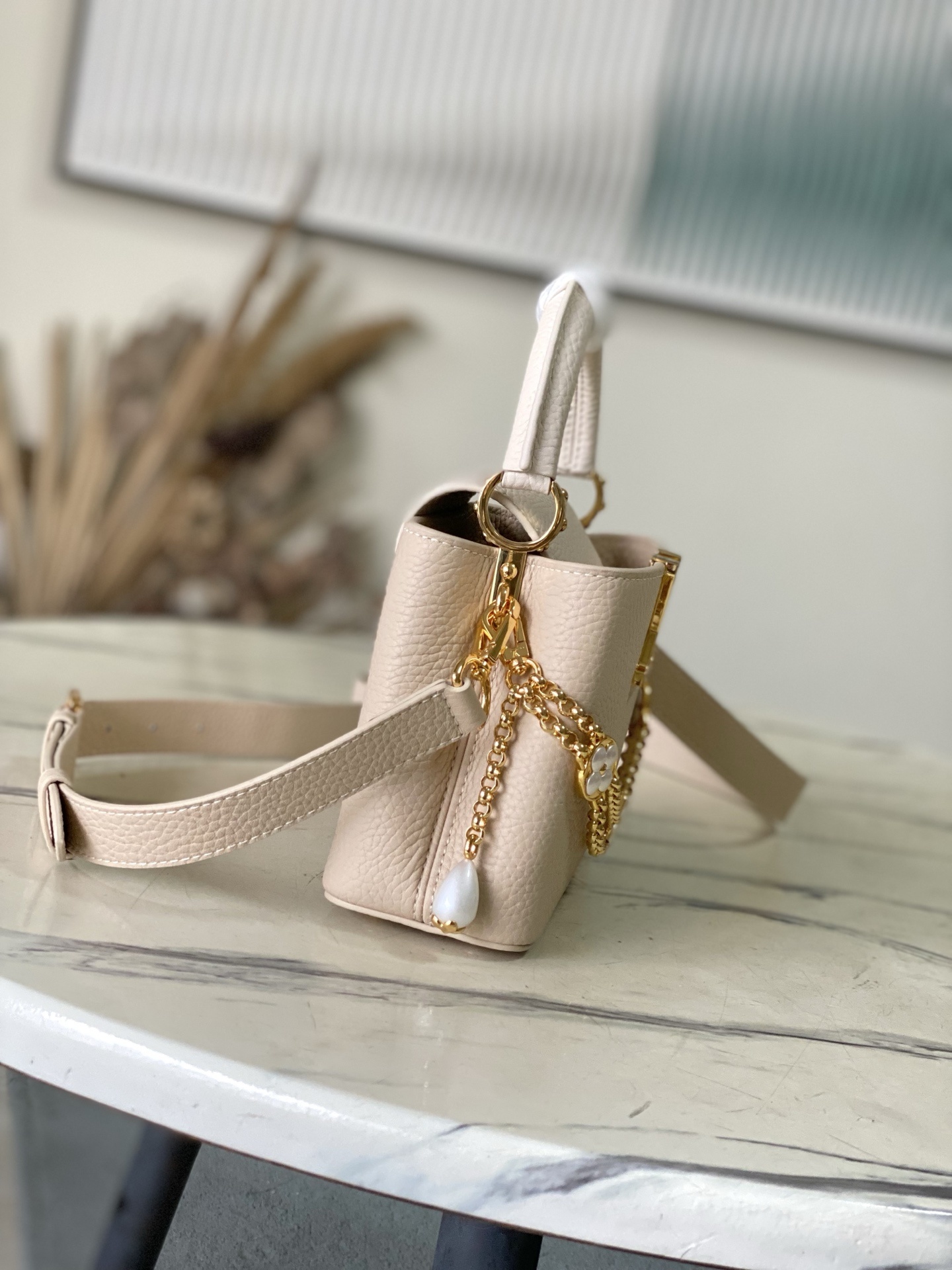 特级原厂皮 M15117 奶茶色拼奶白迷你 本款Capucines迷你手袋向巴洛克风格珠宝汲取灵感,为链