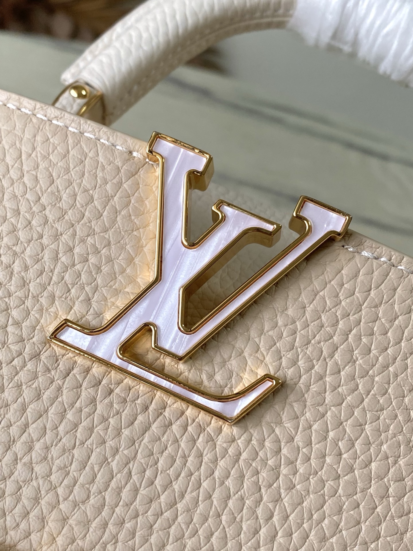 特级原厂皮 M15117 奶茶色拼奶白迷你 本款Capucines迷你手袋向巴洛克风格珠宝汲取灵感,为链