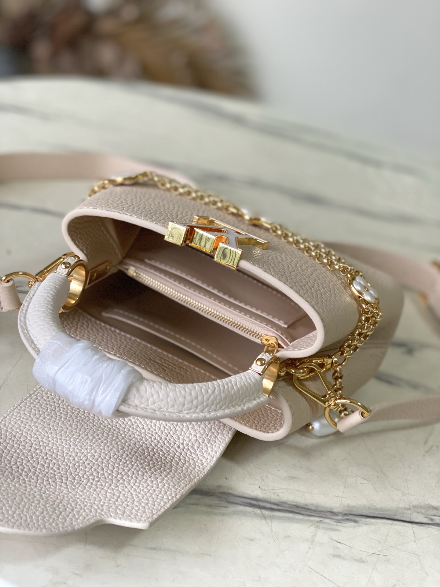 特级原厂皮 M15117 奶茶色拼奶白迷你 本款Capucines迷你手袋向巴洛克风格珠宝汲取灵感,为链