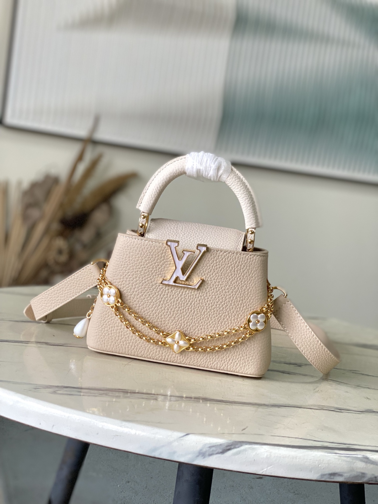 特级原厂皮 M15117 奶茶色拼奶白迷你 本款Capucines迷你手袋向巴洛克风格珠宝汲取灵感，为链