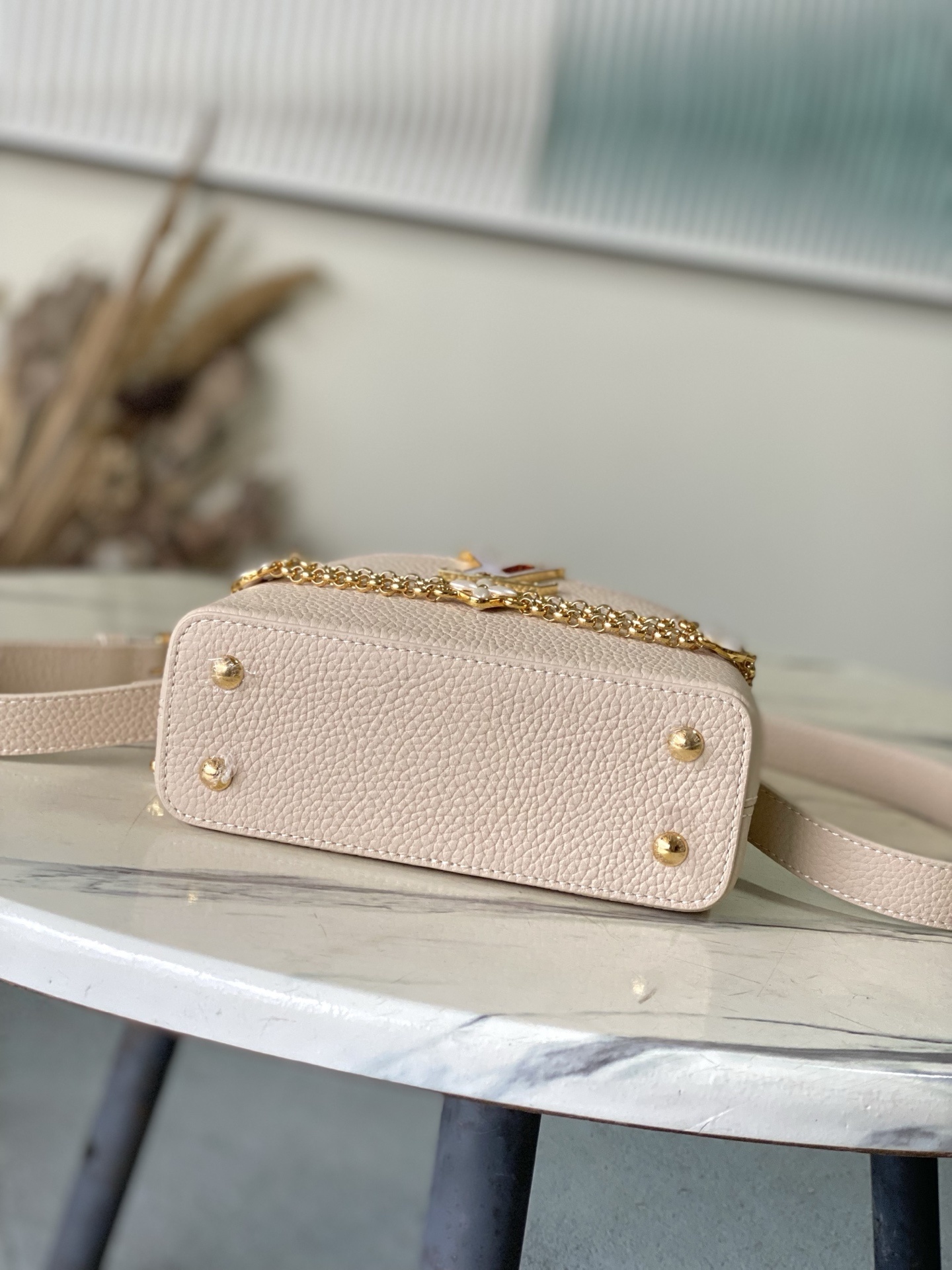 特级原厂皮 M15117 奶茶色拼奶白迷你 本款Capucines迷你手袋向巴洛克风格珠宝汲取灵感,为链