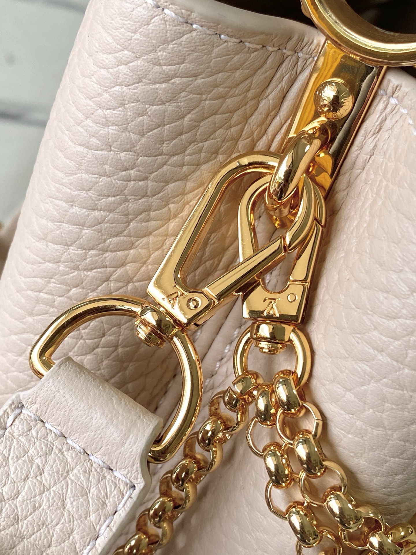 特级原厂皮 M15117 奶茶色拼奶白迷你 本款Capucines迷你手袋向巴洛克风格珠宝汲取灵感,为链