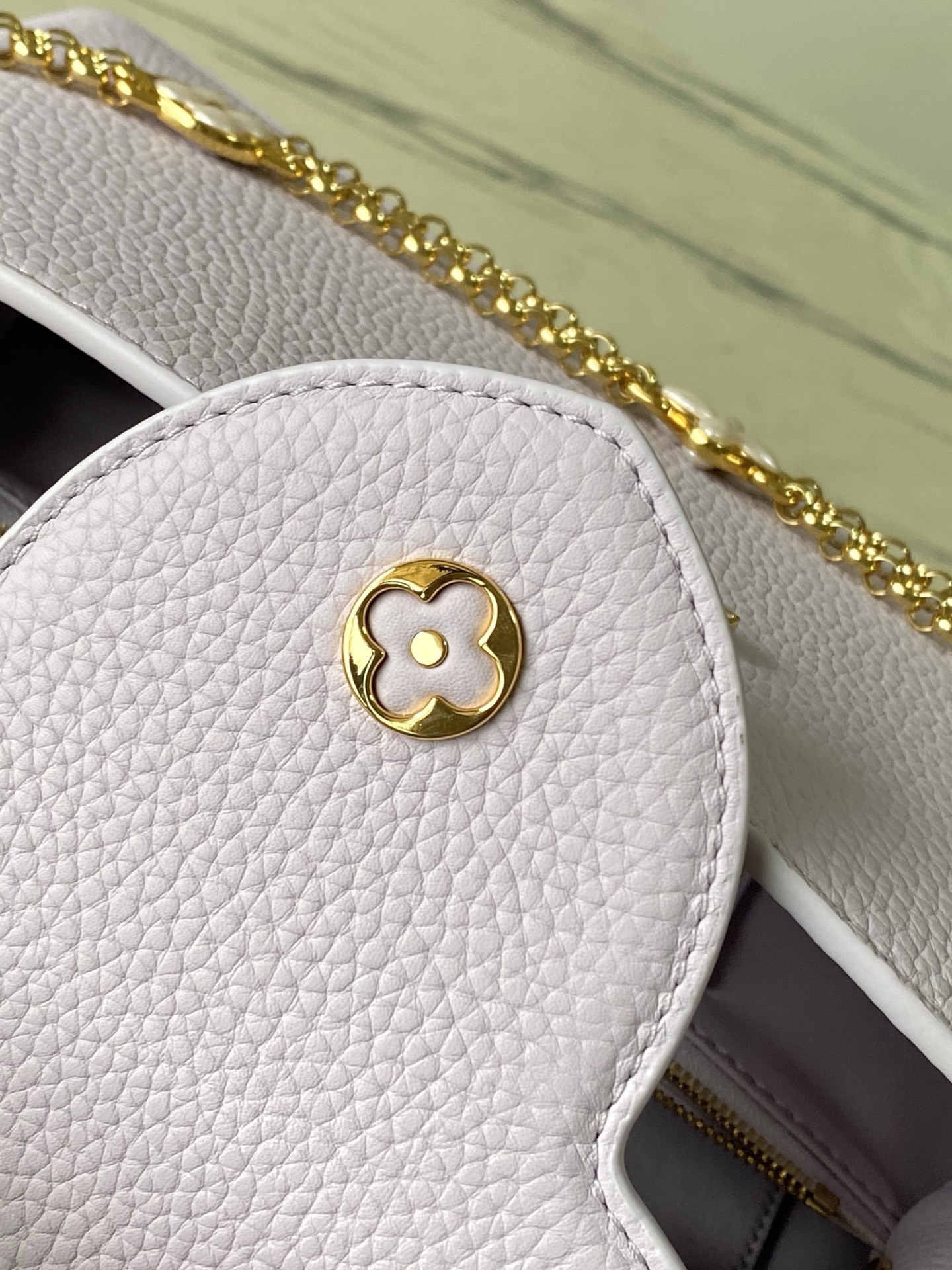 特级原厂皮 M25476 紫色小号 本款Capucines小号手袋向巴洛克风格珠宝汲取灵感,为链条融入贝