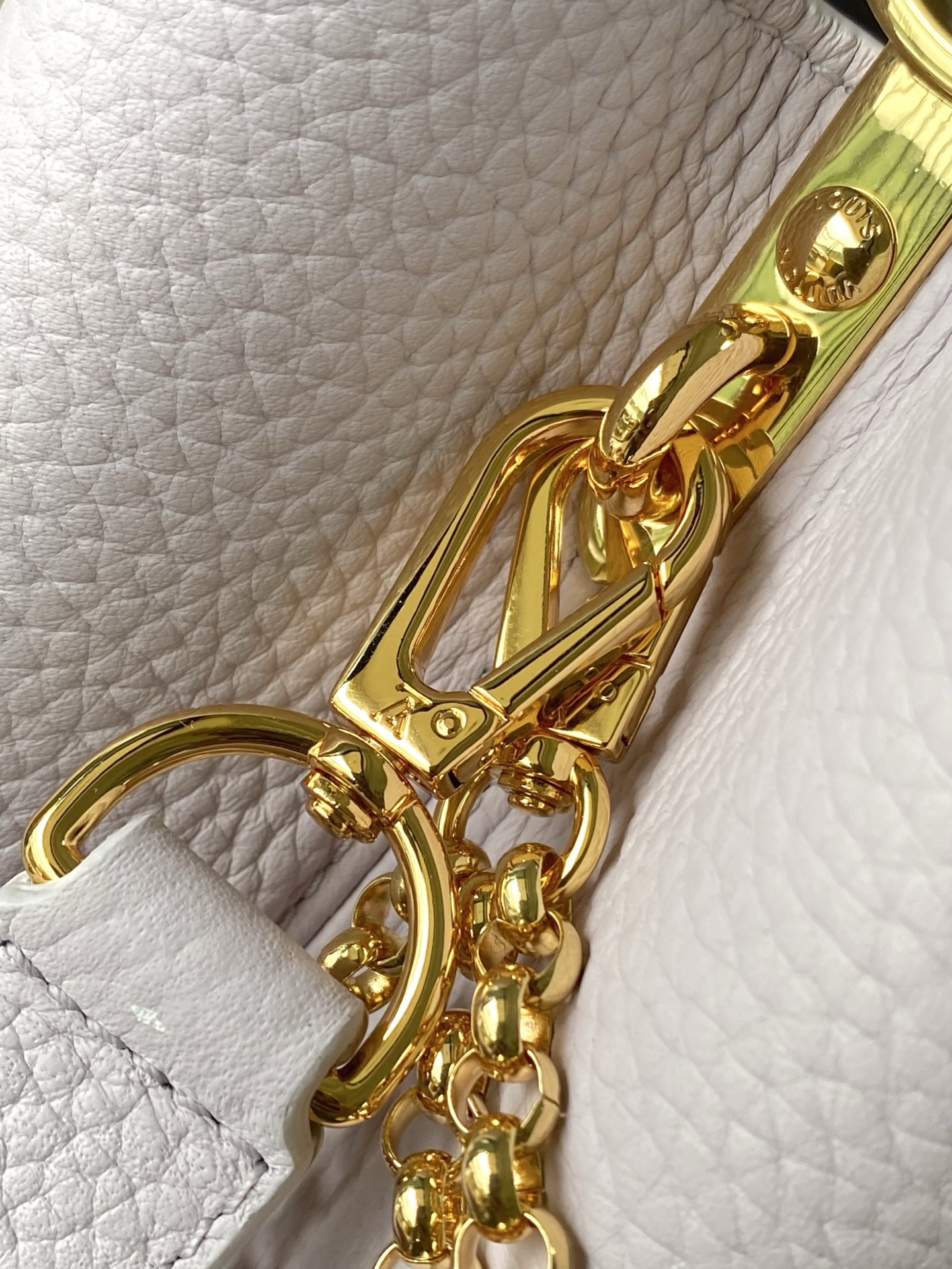 特级原厂皮 M25476 紫色小号 本款Capucines小号手袋向巴洛克风格珠宝汲取灵感,为链条融入贝