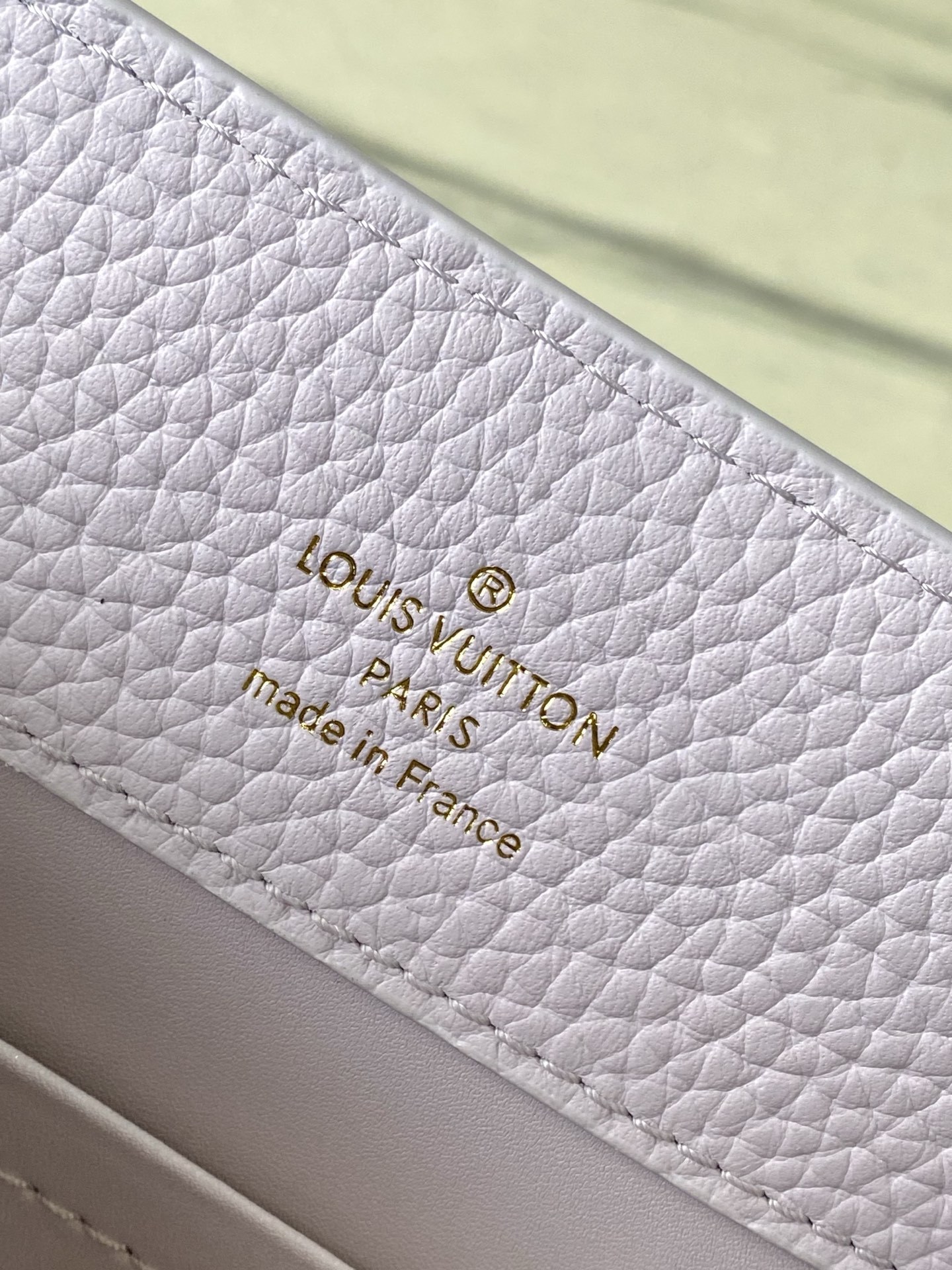 特级原厂皮 M25476 紫色小号 本款Capucines小号手袋向巴洛克风格珠宝汲取灵感,为链条融入贝