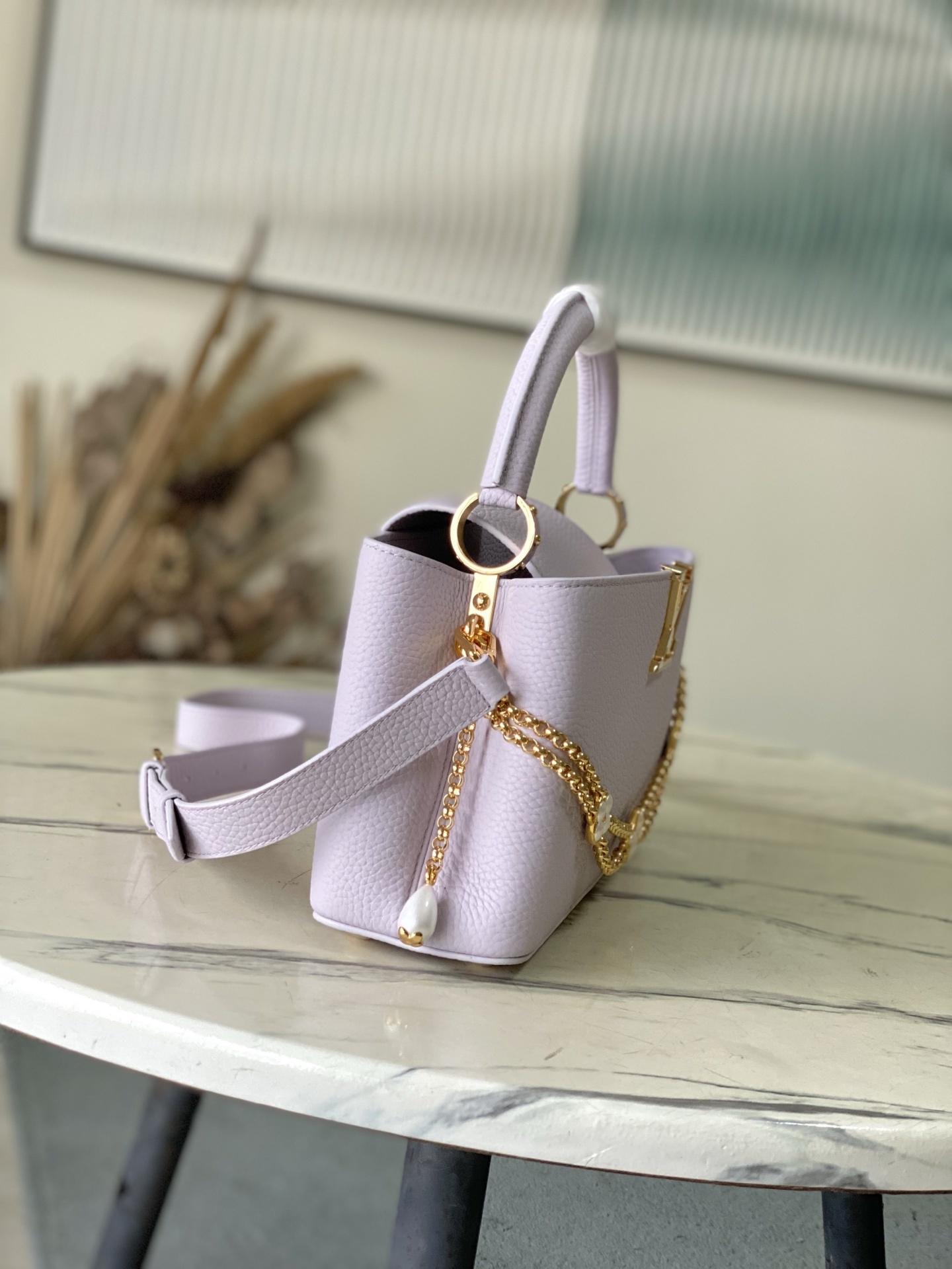 特级原厂皮 M25476 紫色小号 本款Capucines小号手袋向巴洛克风格珠宝汲取灵感,为链条融入贝