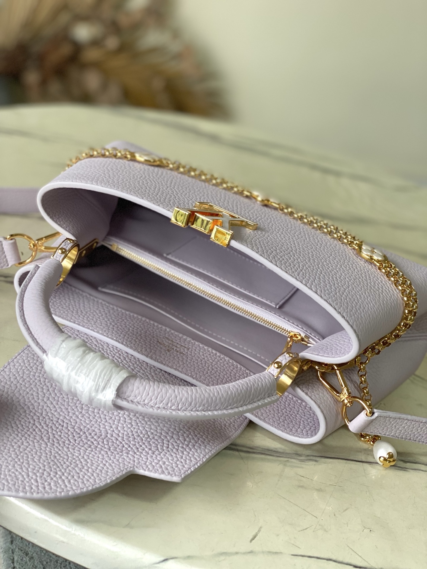 特级原厂皮 M25476 紫色小号 本款Capucines小号手袋向巴洛克风格珠宝汲取灵感,为链条融入贝