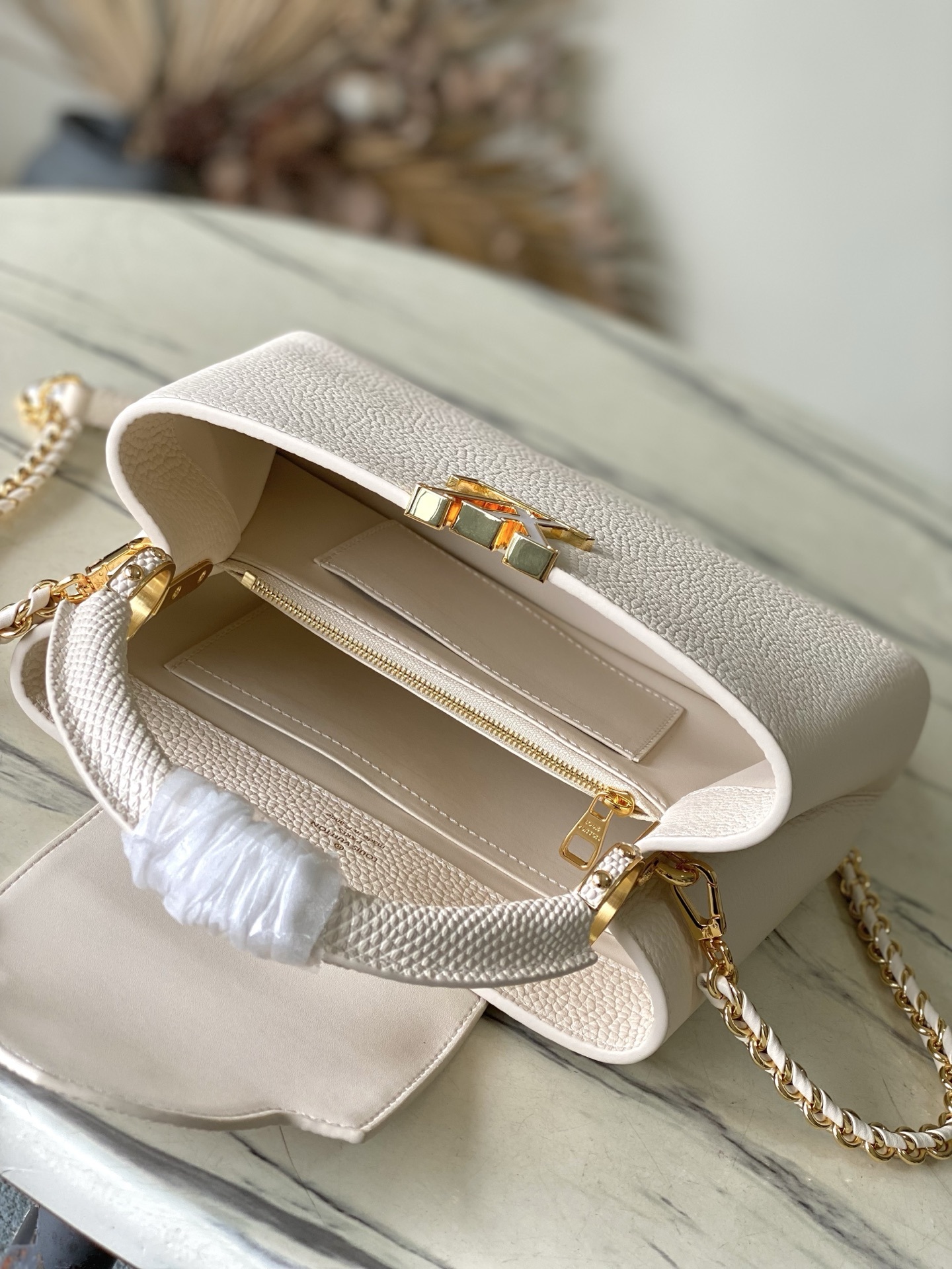 特级原厂皮 M25611 小号 本款Nano手袋出自Capucines Daydream系列,为Taur