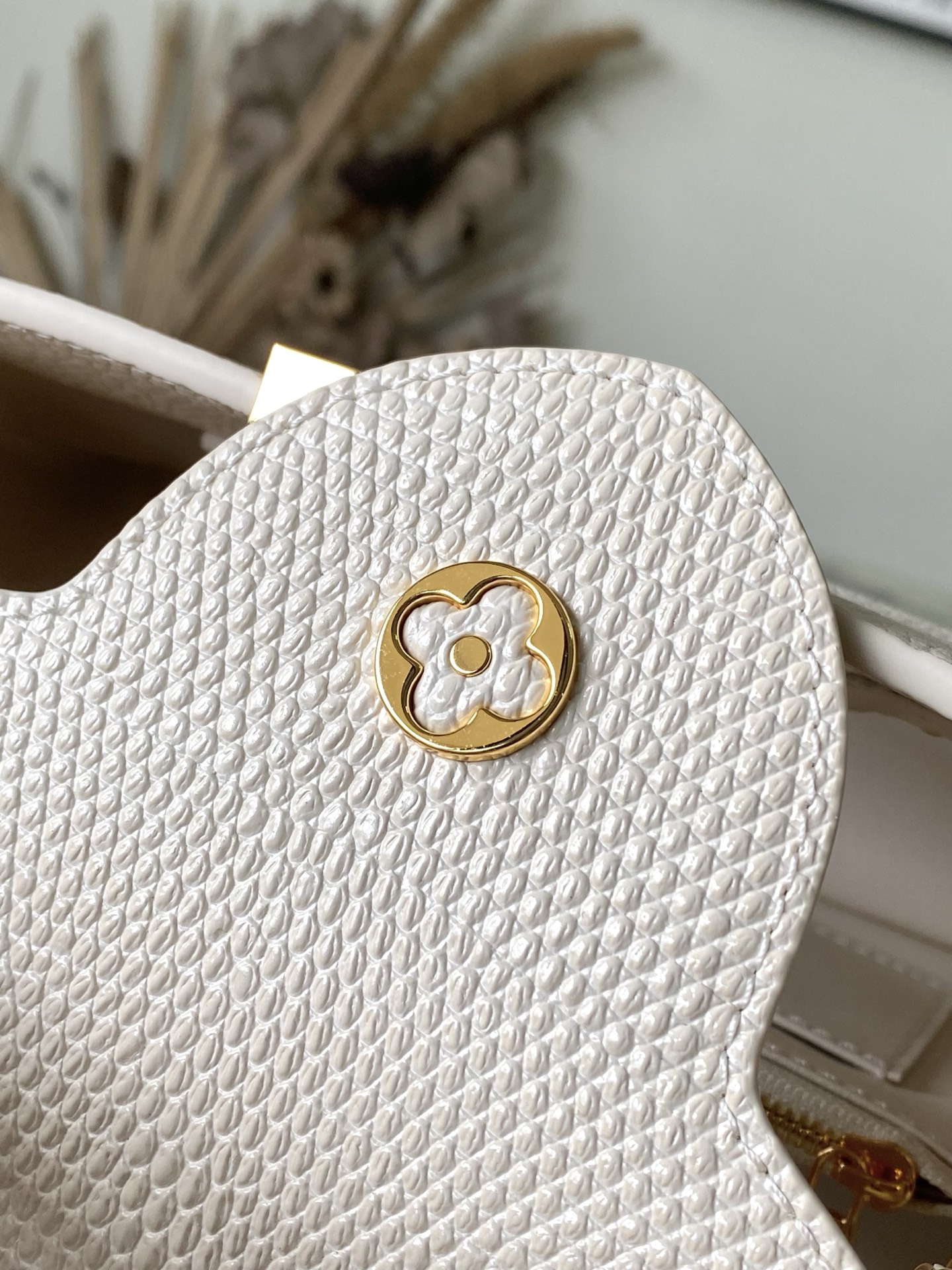 特级原厂皮 M25611 小号 本款Nano手袋出自Capucines Daydream系列,为Taur