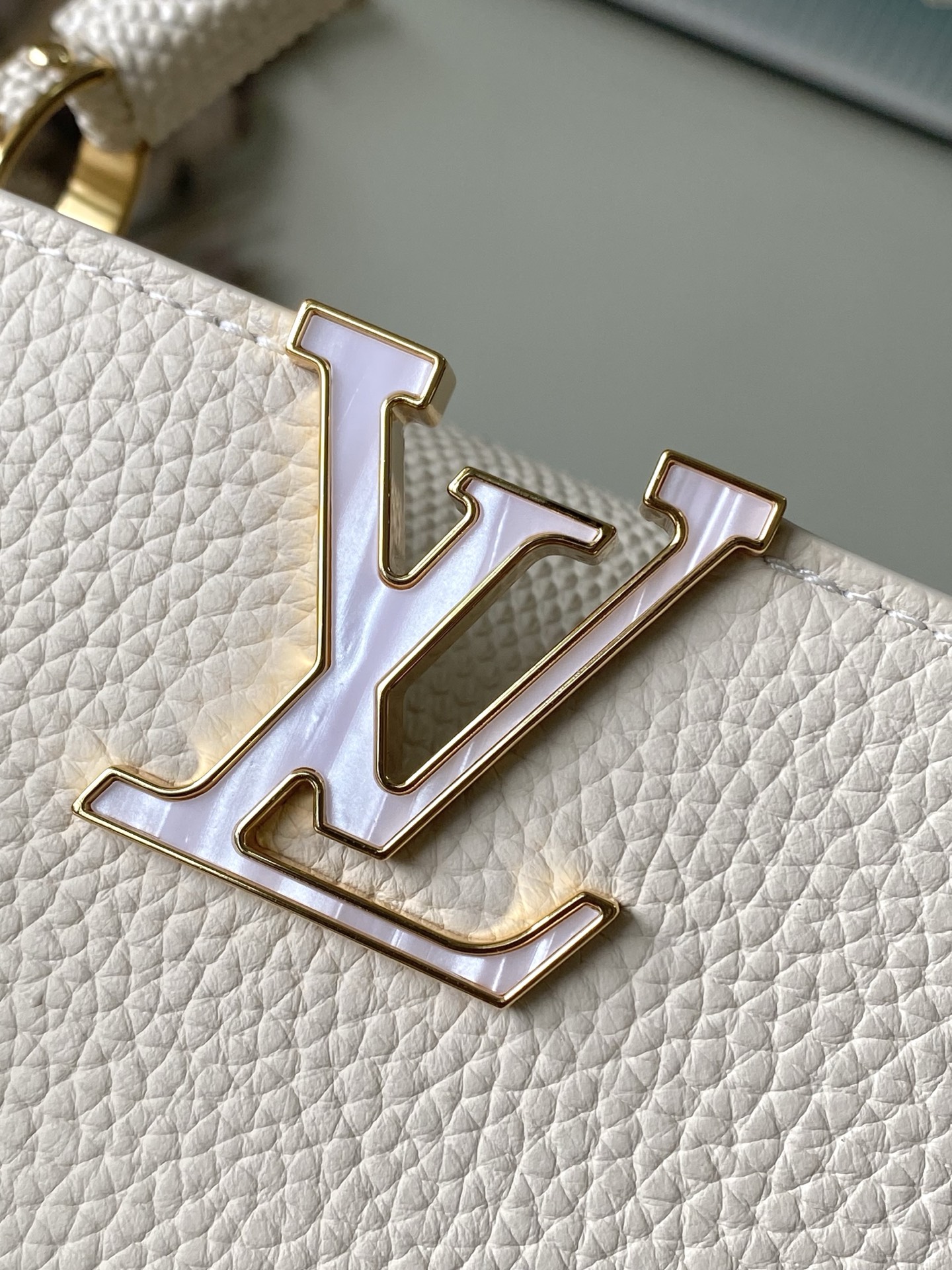 特级原厂皮 M25611 小号 本款Nano手袋出自Capucines Daydream系列,为Taur