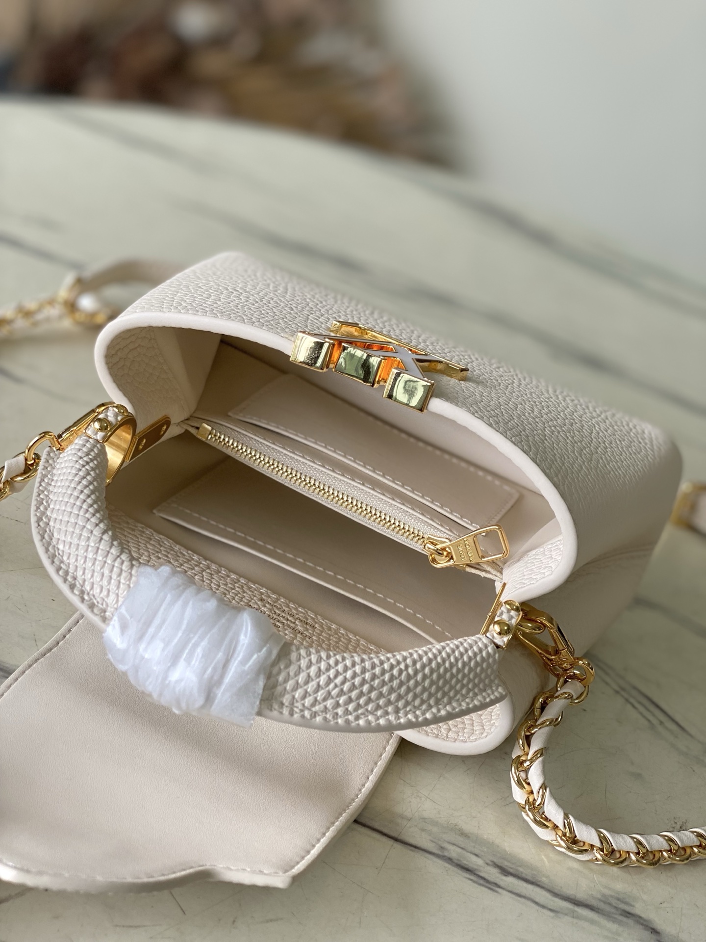 特级原厂皮 M25611 迷你 本款Nano手袋出自Capucines Daydream系列,为Taur